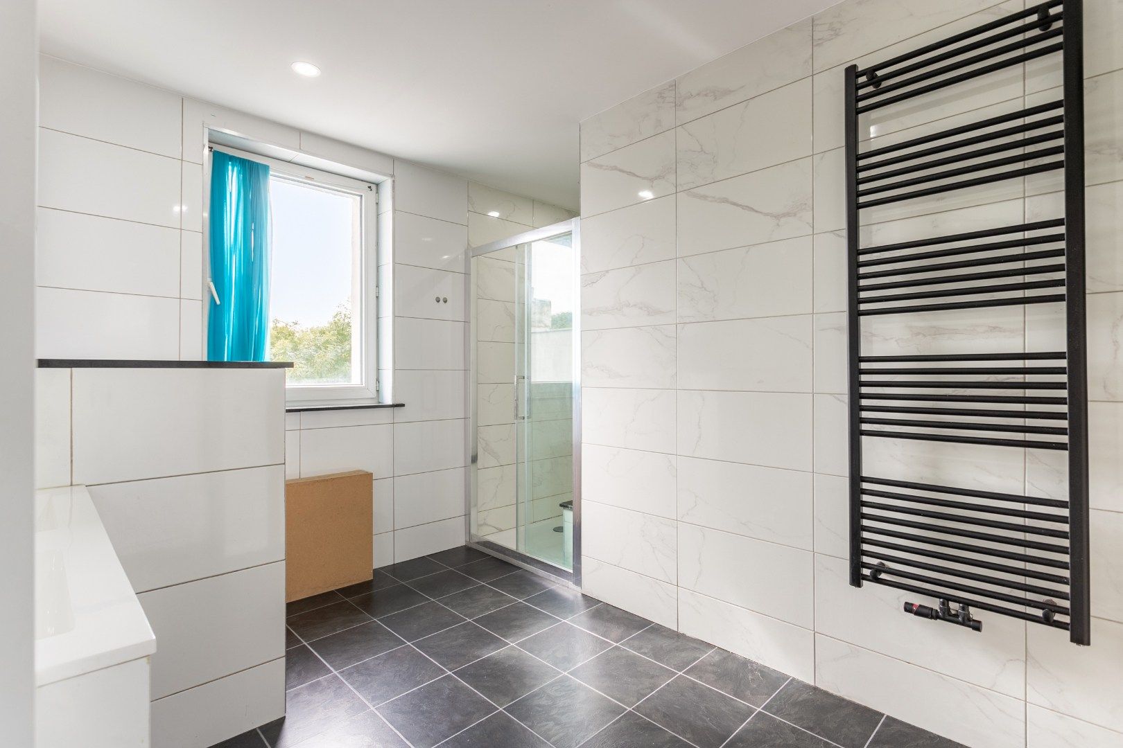 Gerenoveerde woning met 4 slaapkamers en opslagplaats foto 14