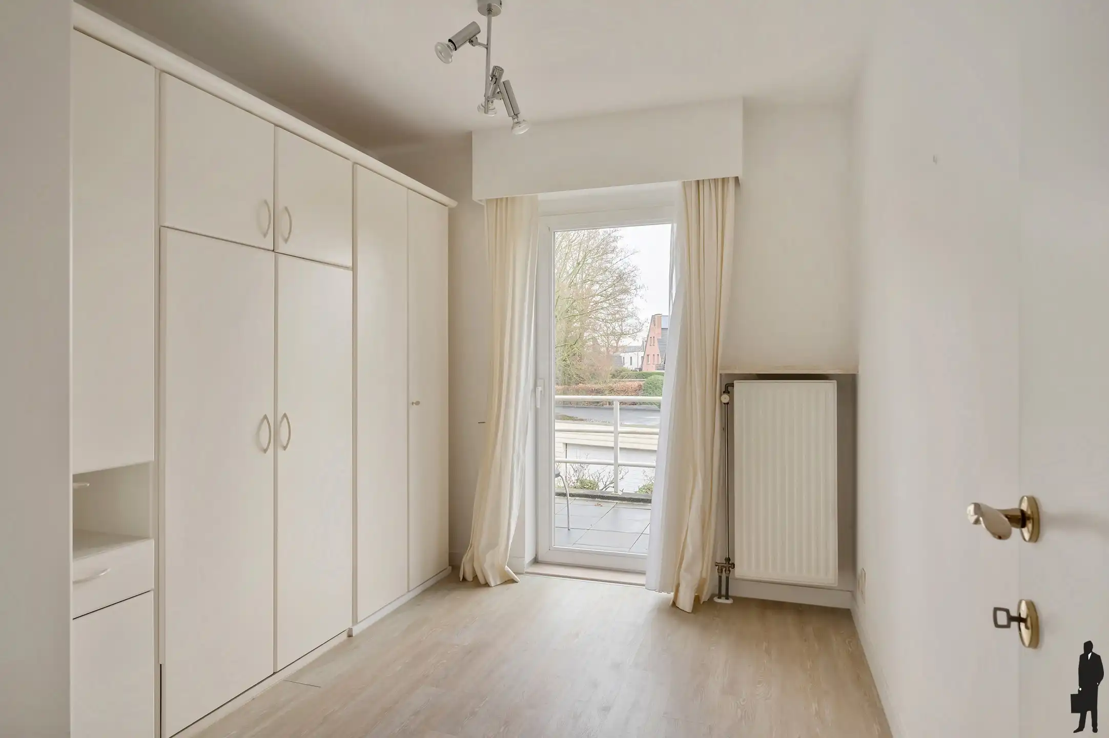 Ruim villa-appartement met 4 slaapkamers & garage foto 11