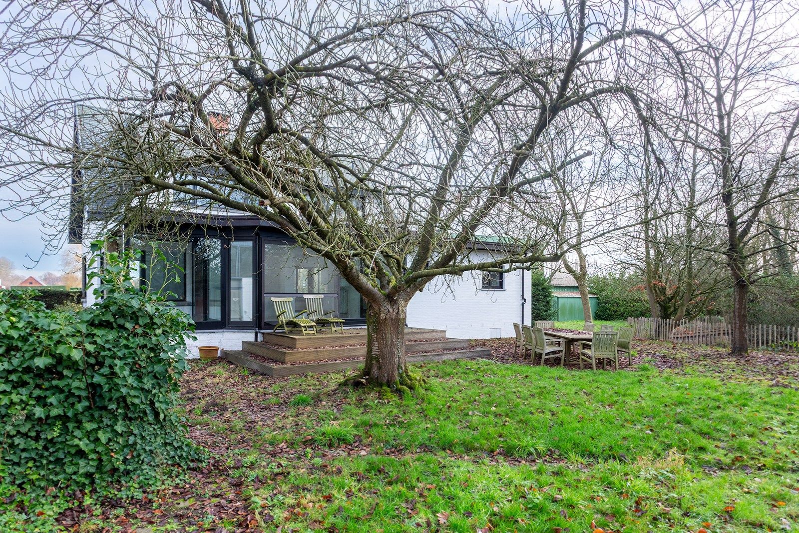 Villa met grote tuin, magazijn én weiland foto 12