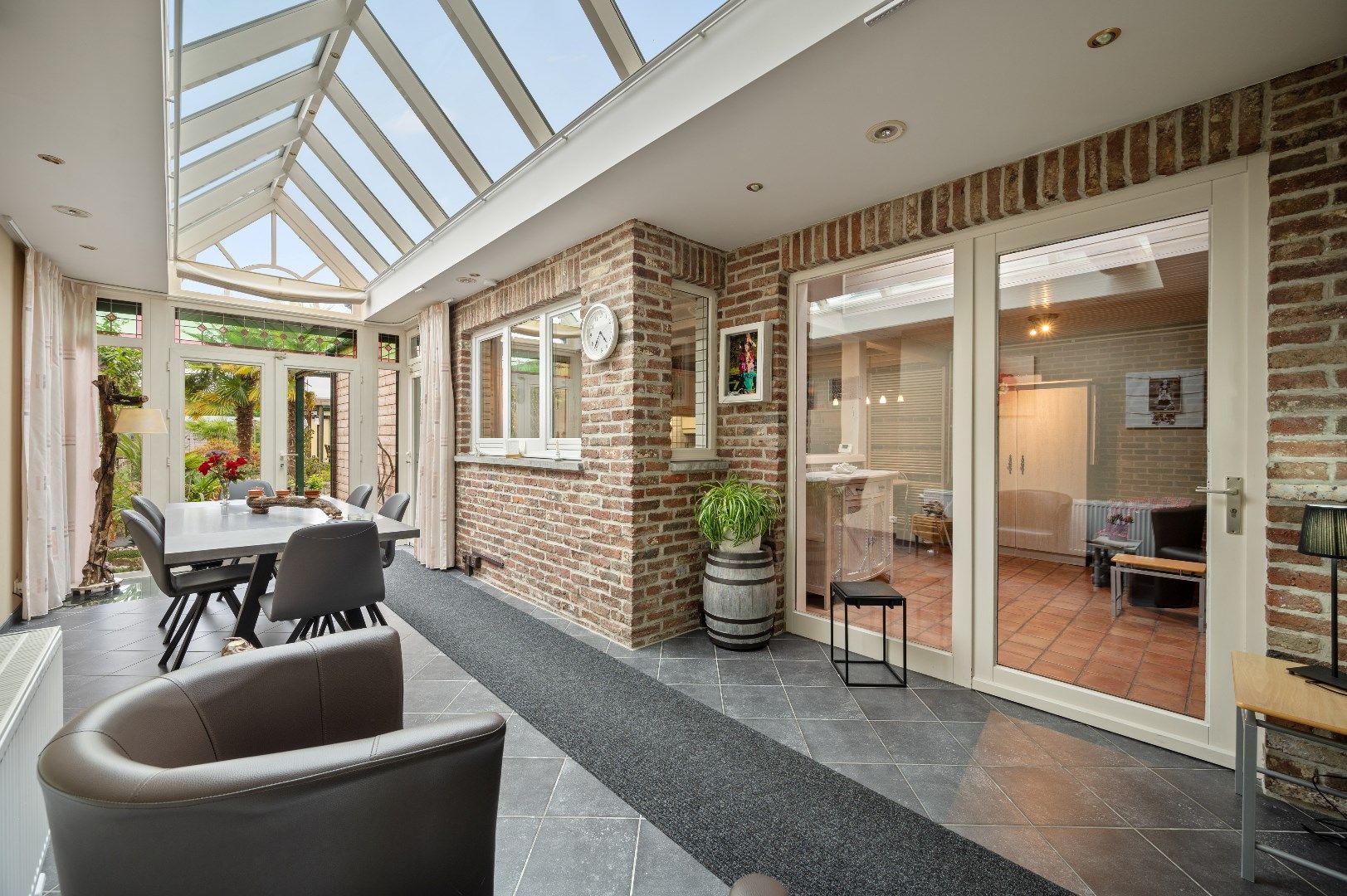 Gezinswoning met 5 slaapkamers, 2 badkamers en prachtige tuin foto 4