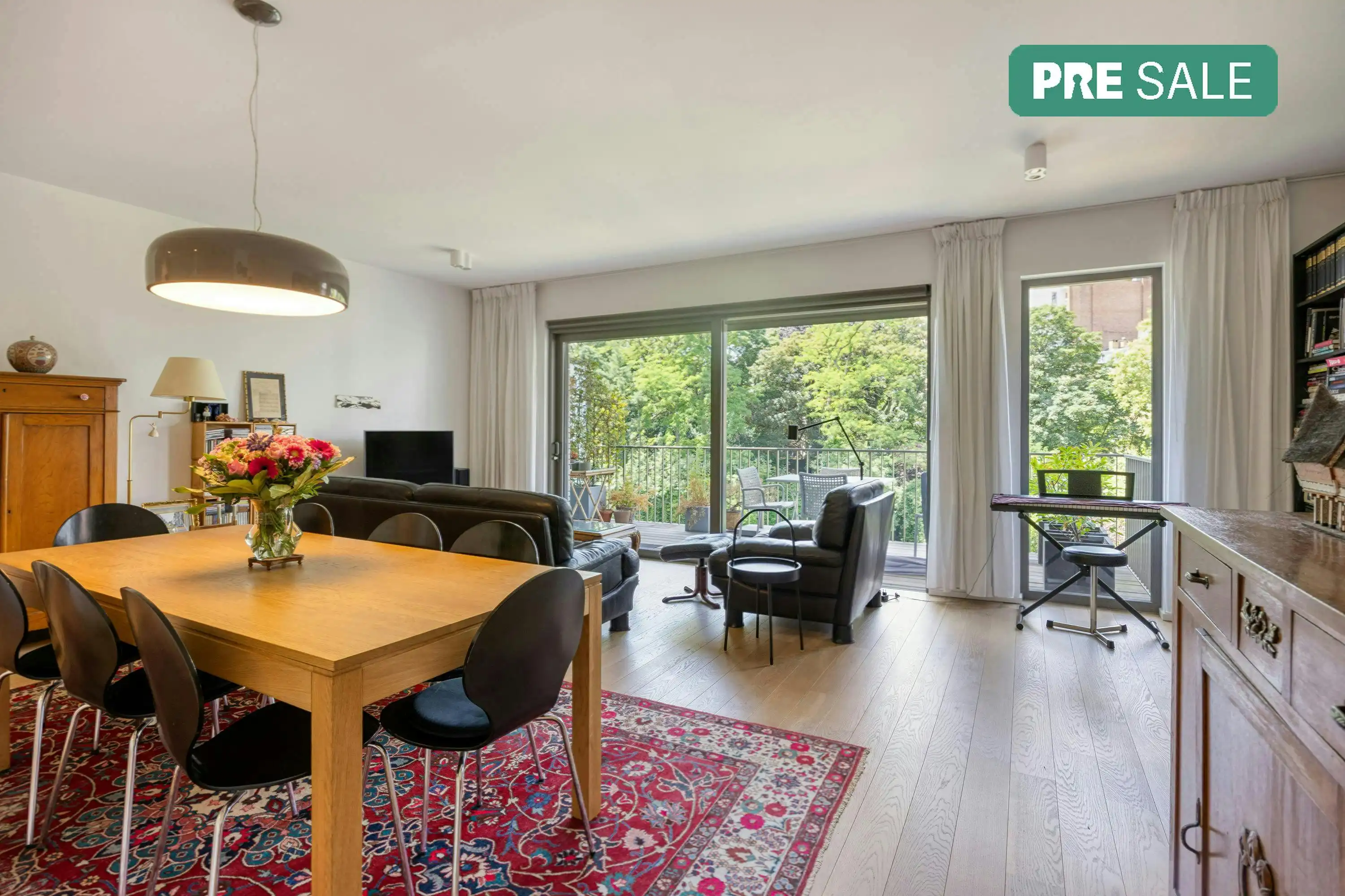 Recent appartement met twee slaapkamers en terras te koop in Antwerpen foto {{pictureIndex}}