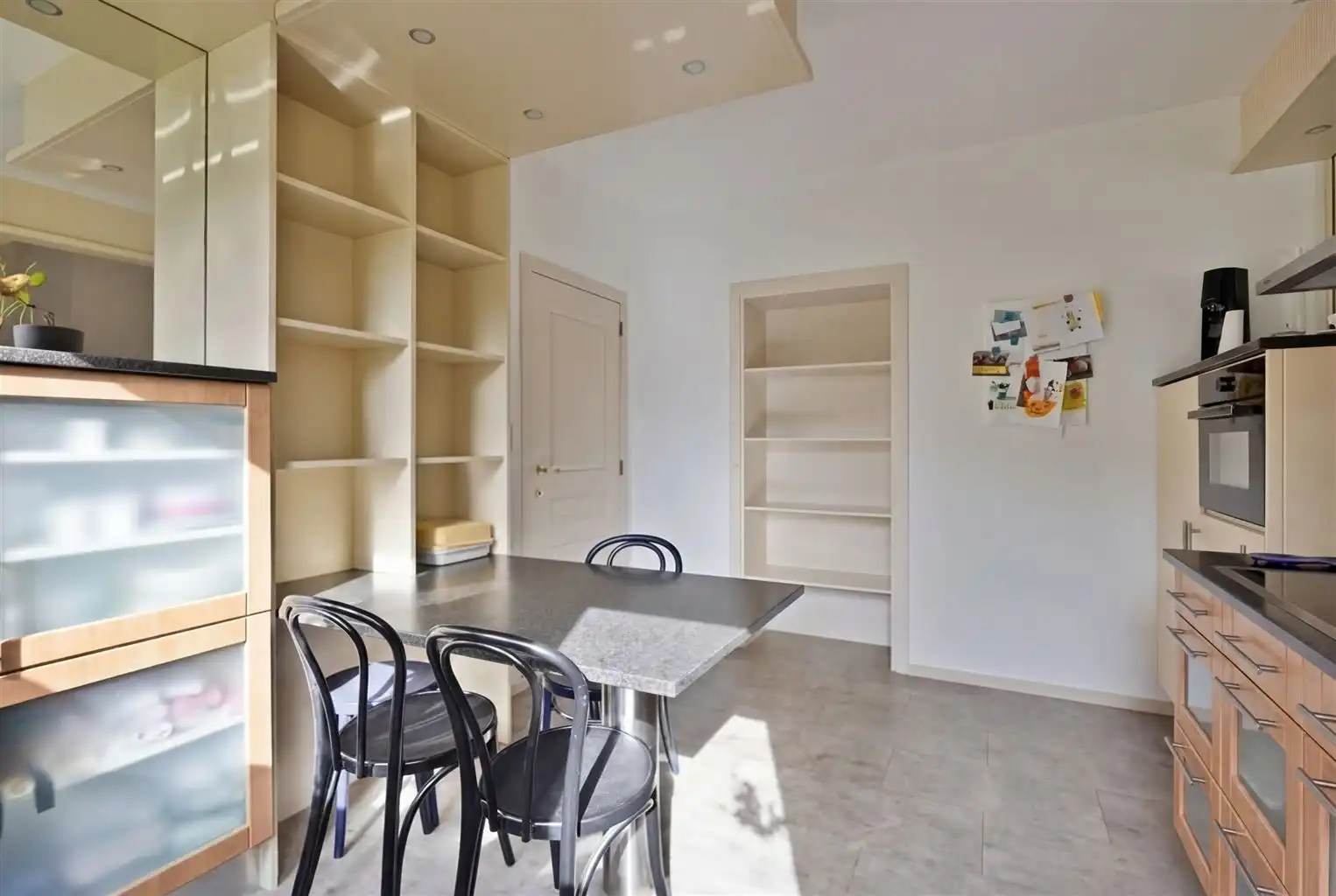 Uitzonderlijk ruim, gelijkvloers 2-slaapkamer appartement met terras en tuintje, zonnepanelen en inpandige garagebox gelegen vlakbij het centrum van Maaseik. foto 10