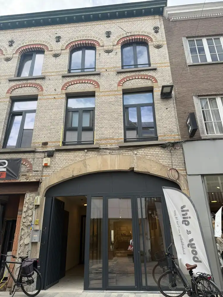 COMPLEET VERNIEUWD (1E VERDIEP) energiezuinig app. MET GROOT TERRAS. foto 2