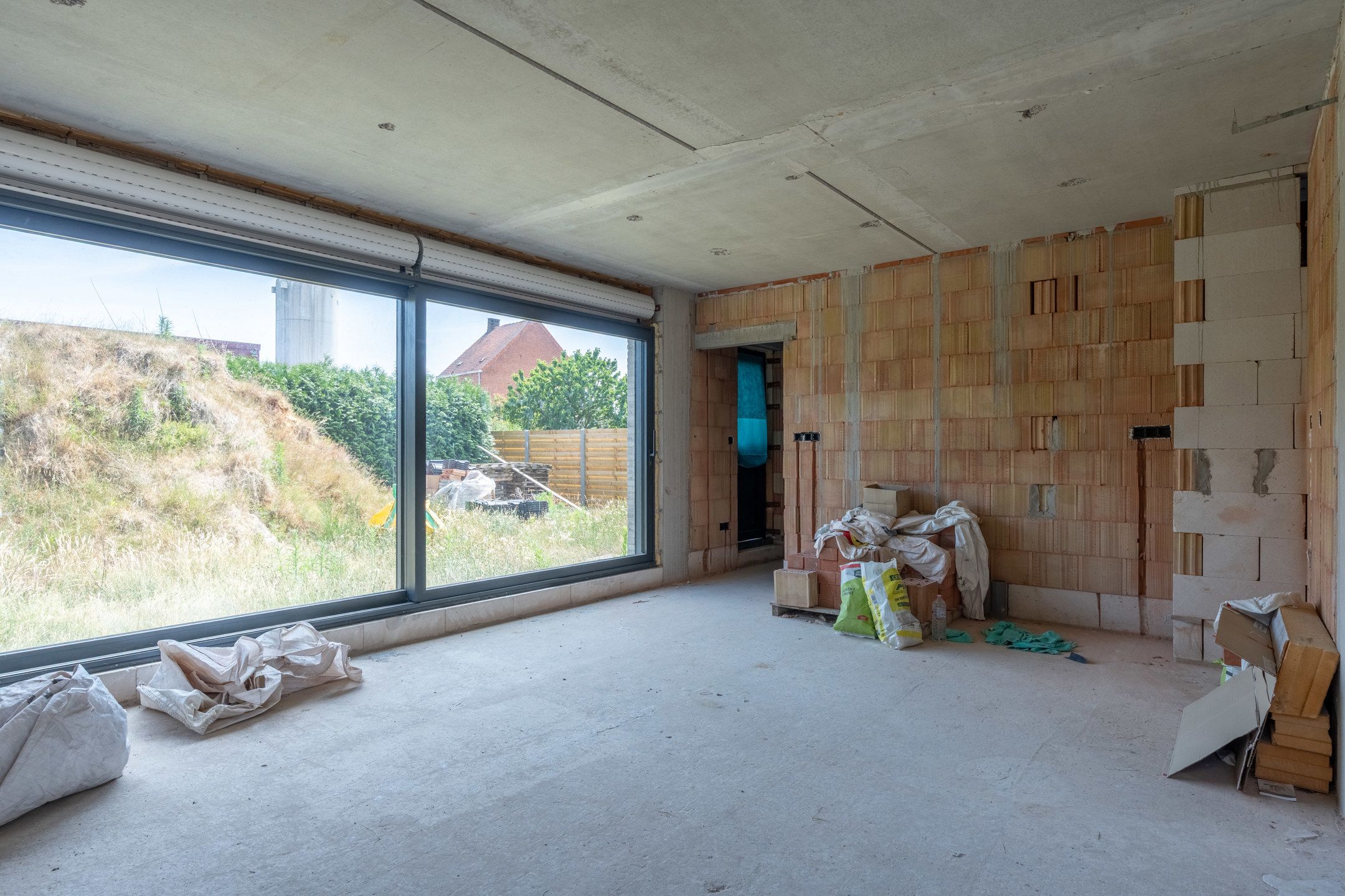 Verder af te werken woning met o.a. 4 slaapkamers, inpandige garage, ... foto 3