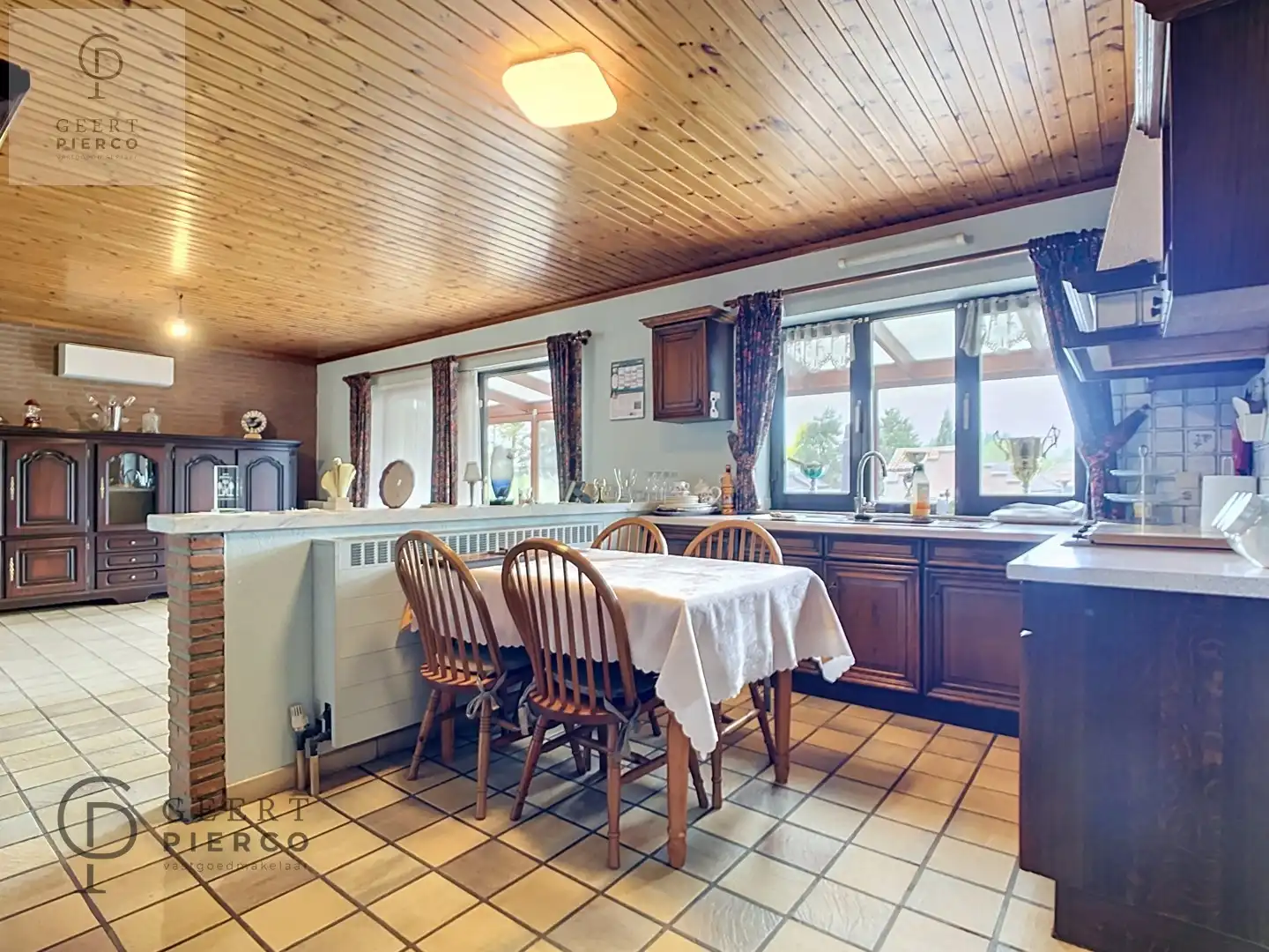 Zeer ruime bungalow gelegen op een uiterst rustig perceel foto 13