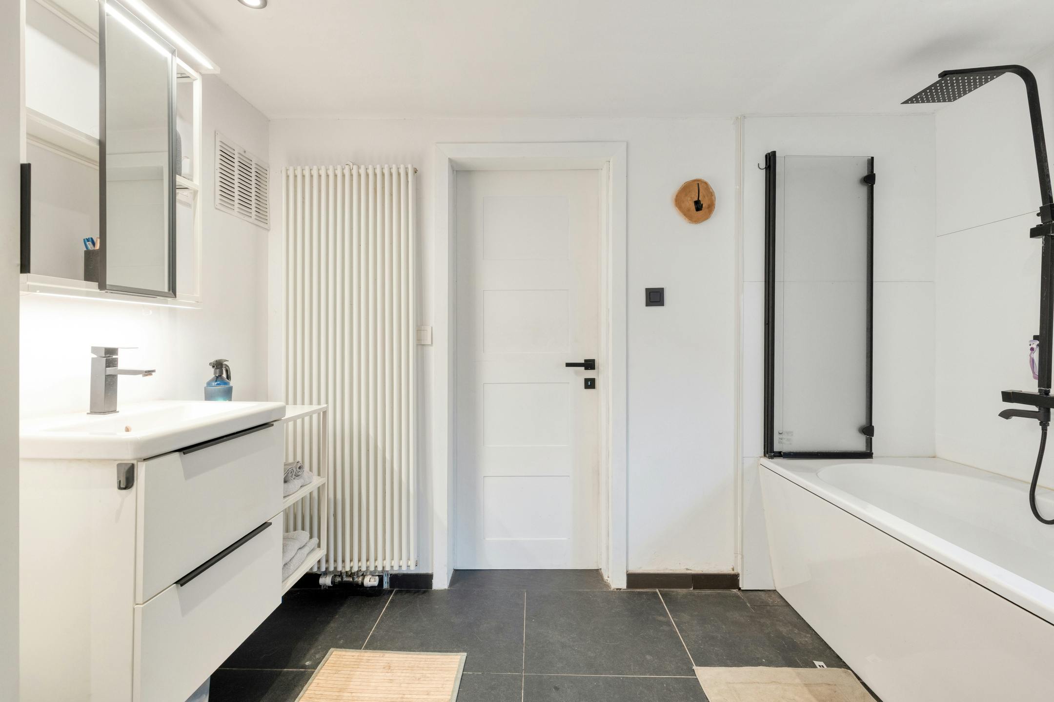 Huis met 2 slaapkamers te koop in centrum Stabroek! foto 9