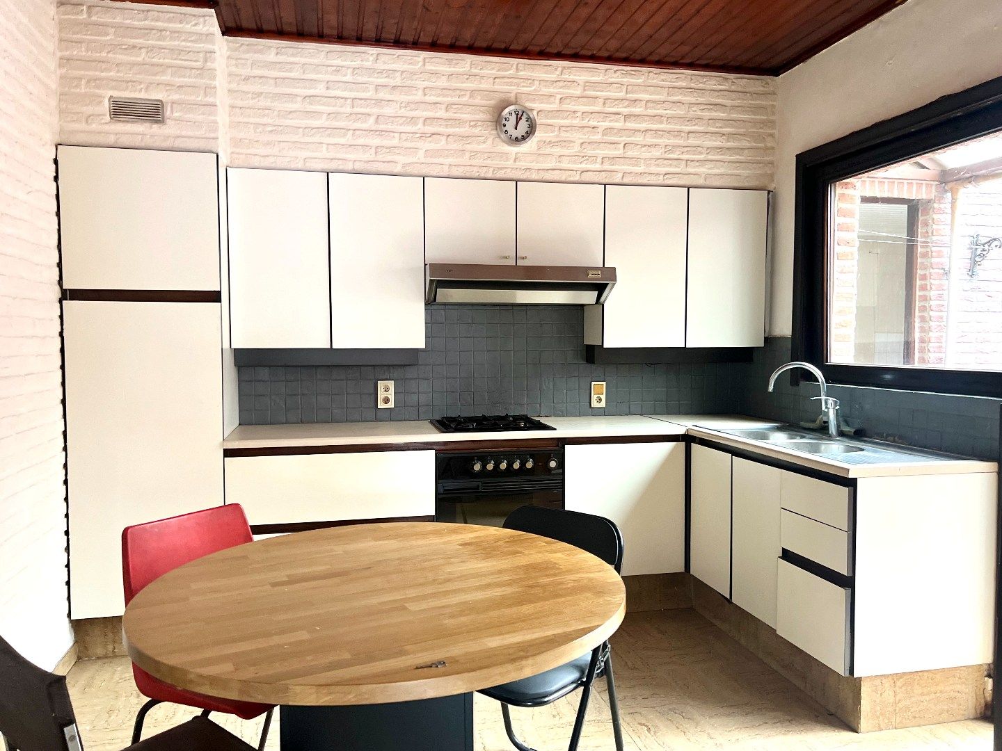 Ruime brede gezinswoning met garage te koop te Harelbeke! foto 7