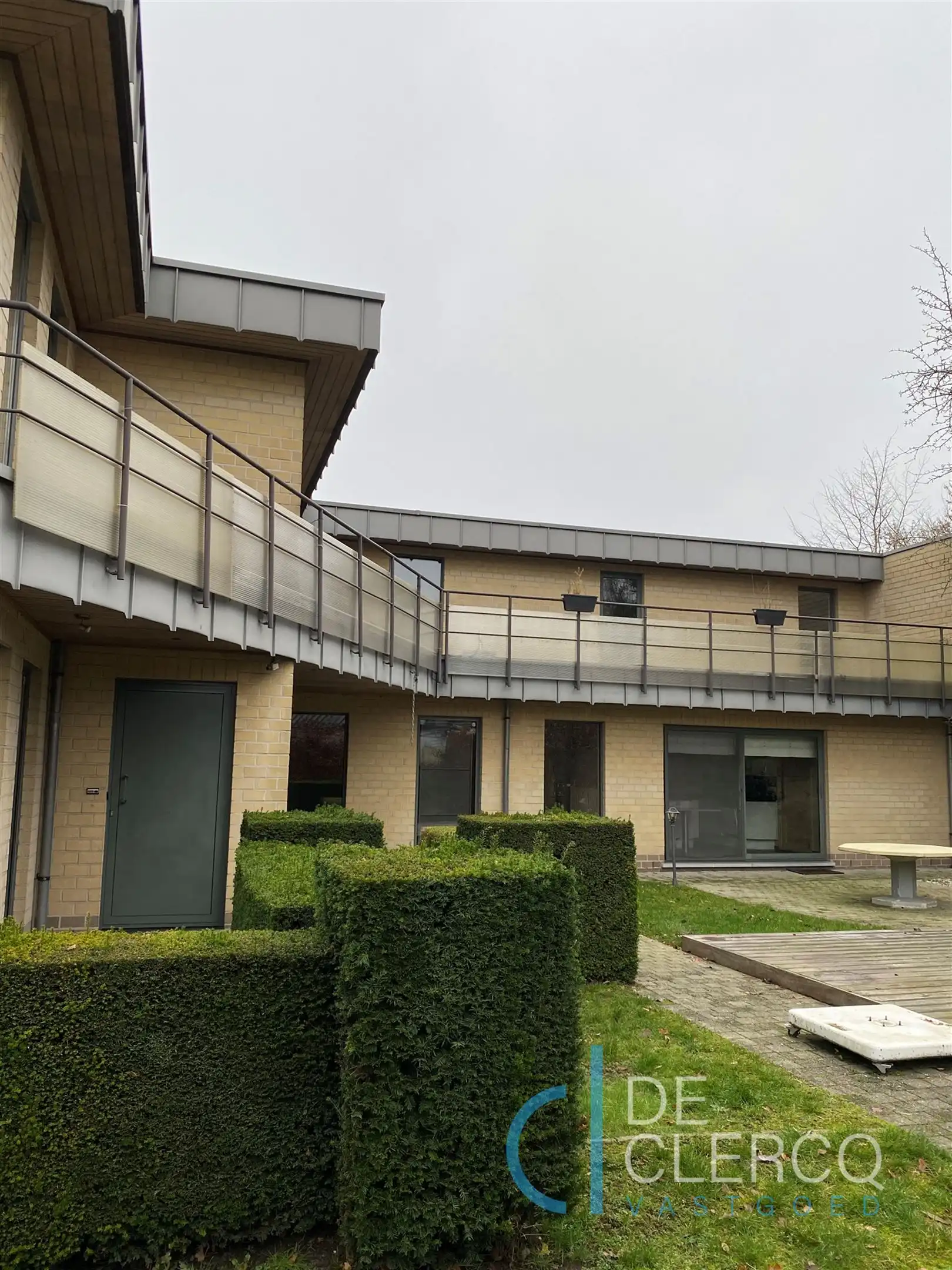 Karaktervolle woning verscholen in een rustige omgeving langs de Antwerpsesteenweg te Oostakker!  foto {{pictureIndex}}