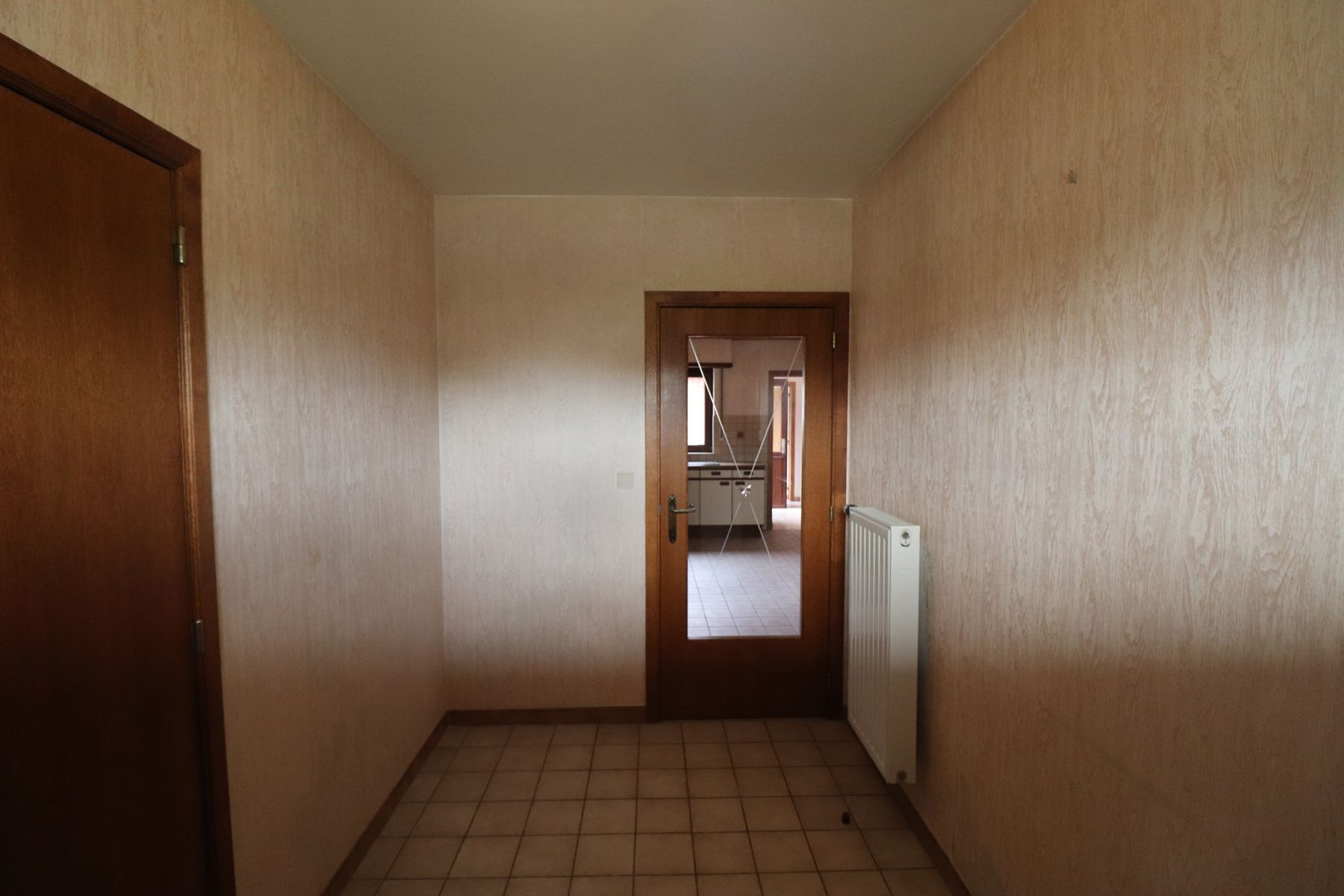 Laagbouwwoning met 2 slaapkamers, garage, terras en tuin. foto 2