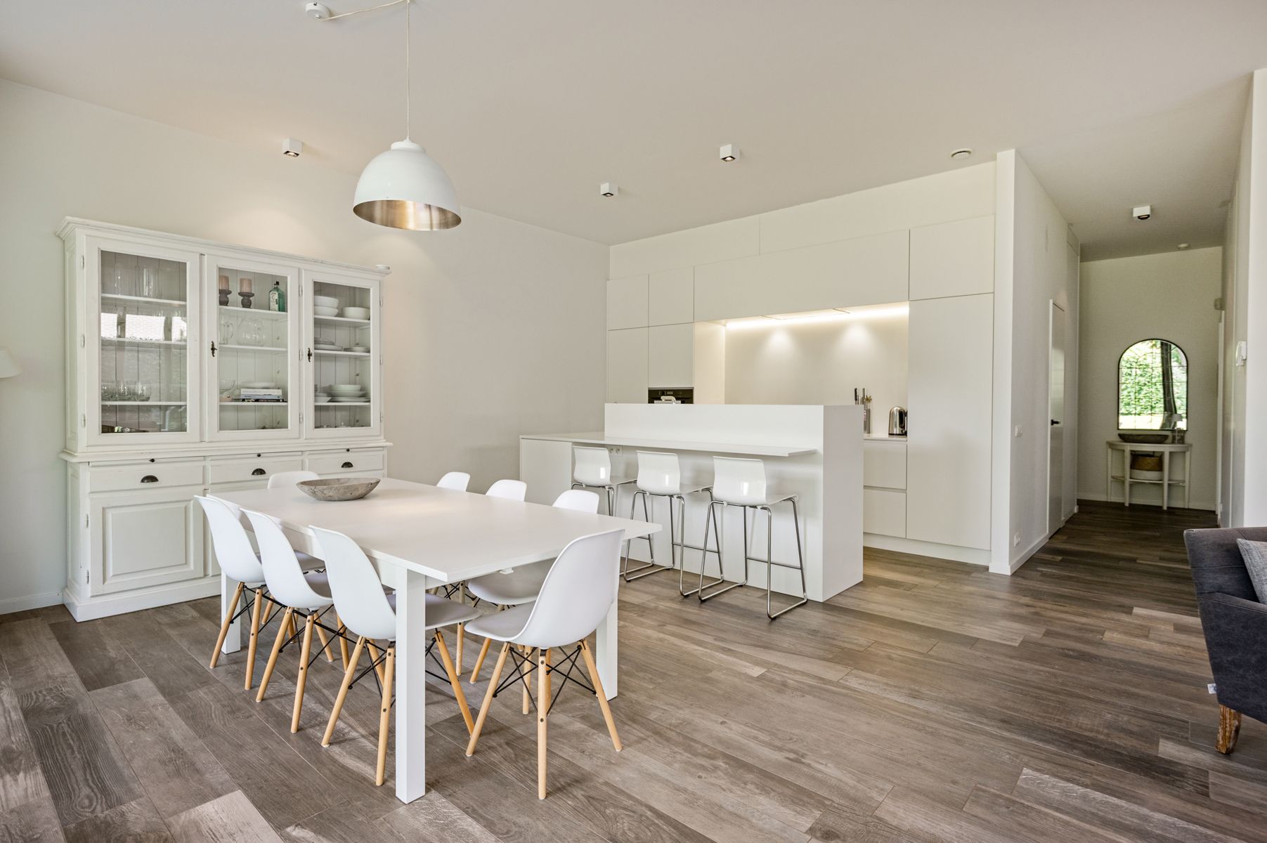 Luxe gelijkvloersapp. met ondergrondse parking en tuin. foto 10