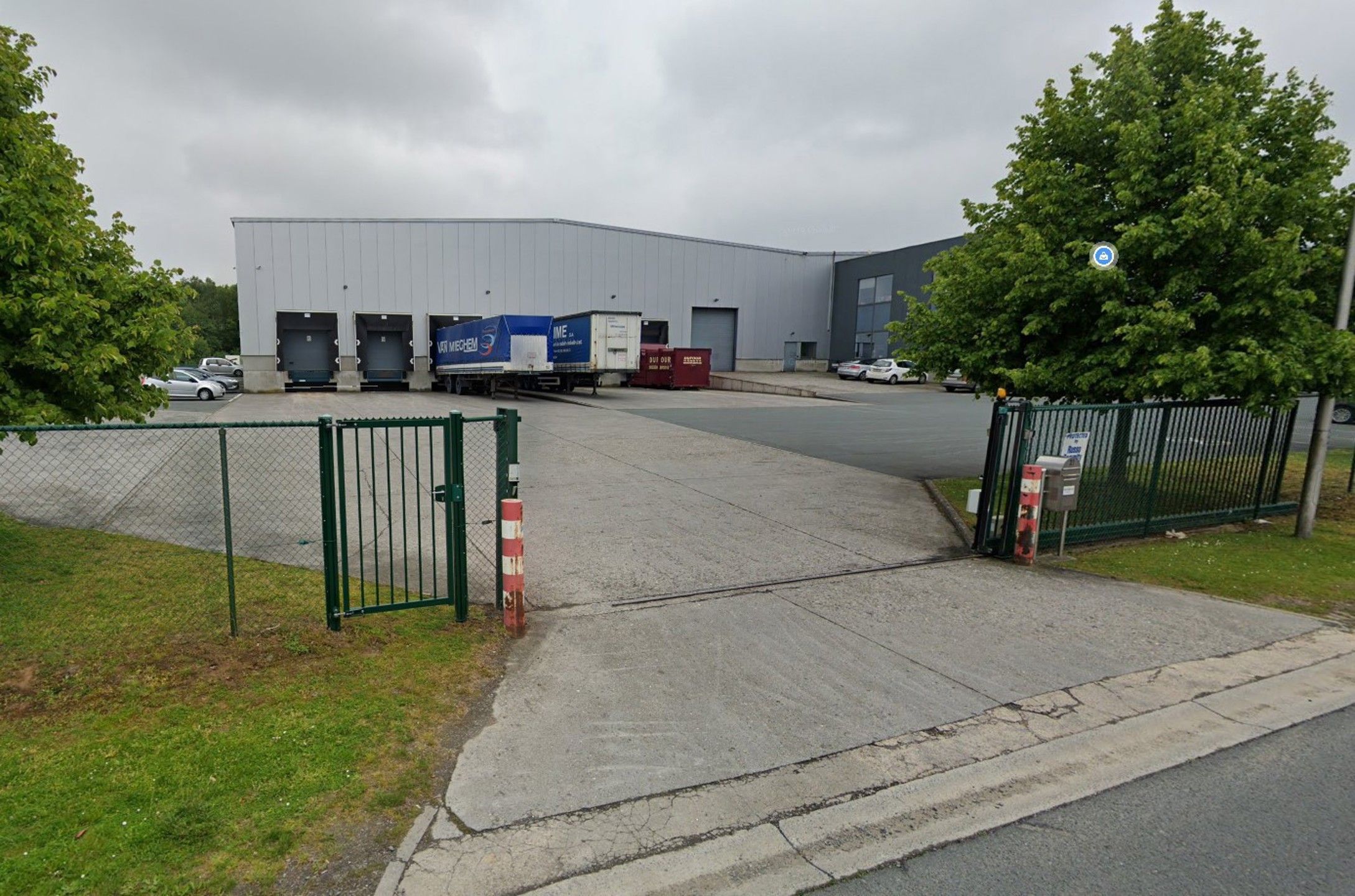 Bedrijfsgebouw : magazijn 7.316m² en kantoor 1.361m² te huur foto {{pictureIndex}}