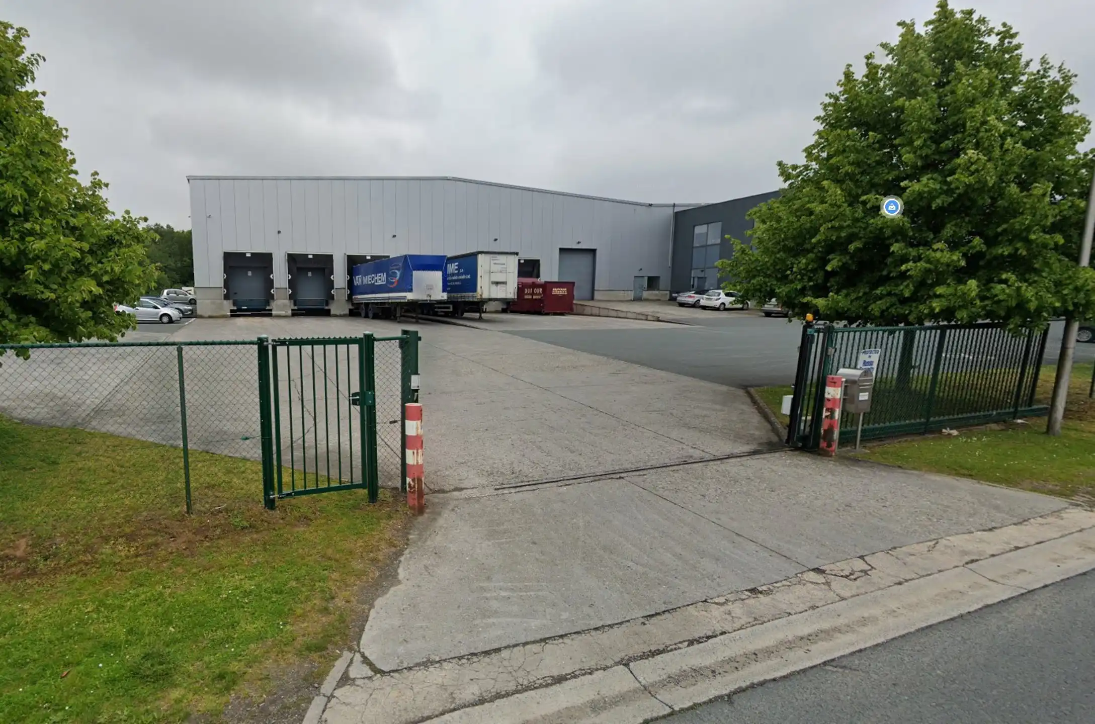 Bedrijfsgebouw : magazijn 7.316m² en kantoor 1.361m² te huur foto {{pictureIndex}}