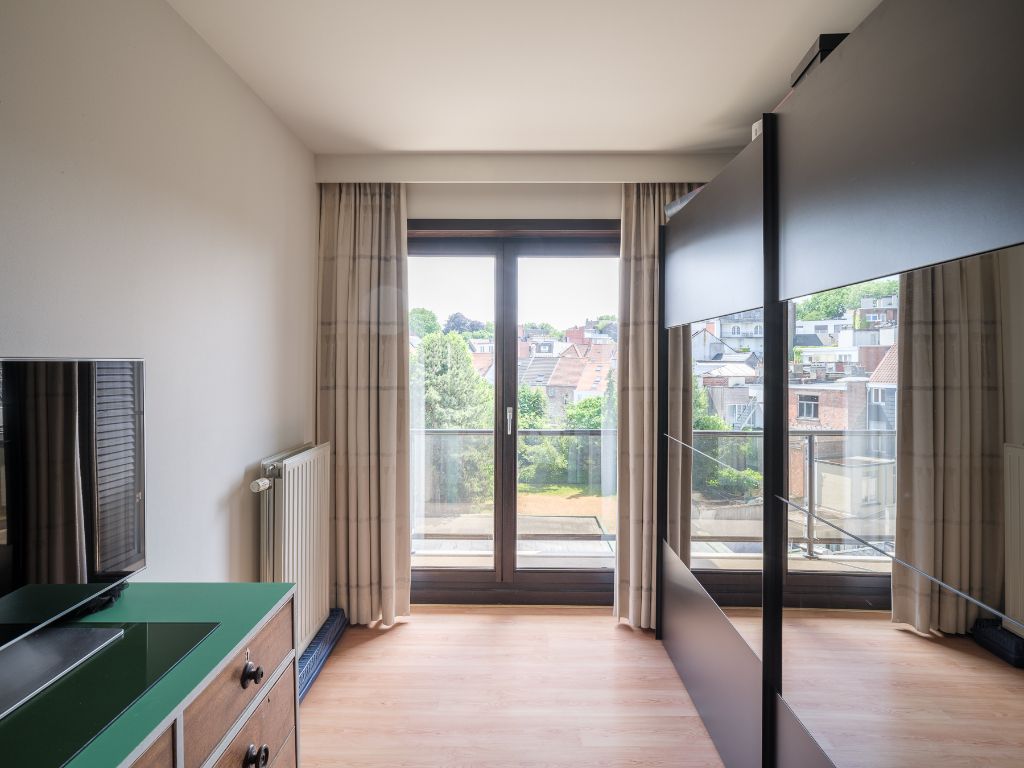 Licht op te frissen penthouse met 4 slaapkamers, meerdere zonneterrassen en een adembenemend uitzicht over de Leie en de Bijloke. Aankoop staanplaats. foto 14