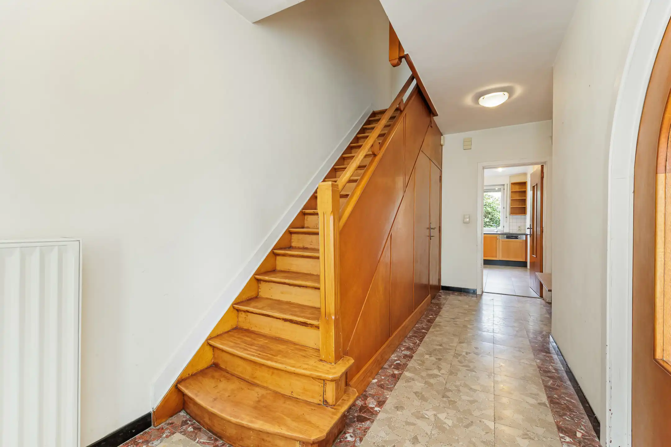Charmante driegevelwoning met garage foto 2