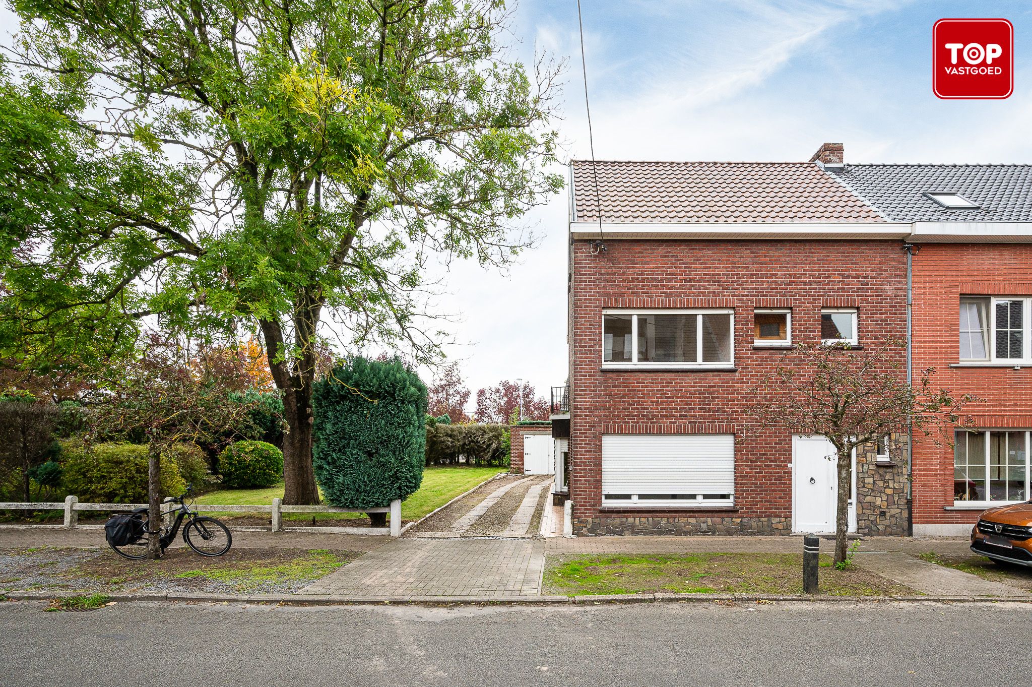 Op te frissen woning met 3 slaapkamers en grote tuin te Melle. foto {{pictureIndex}}