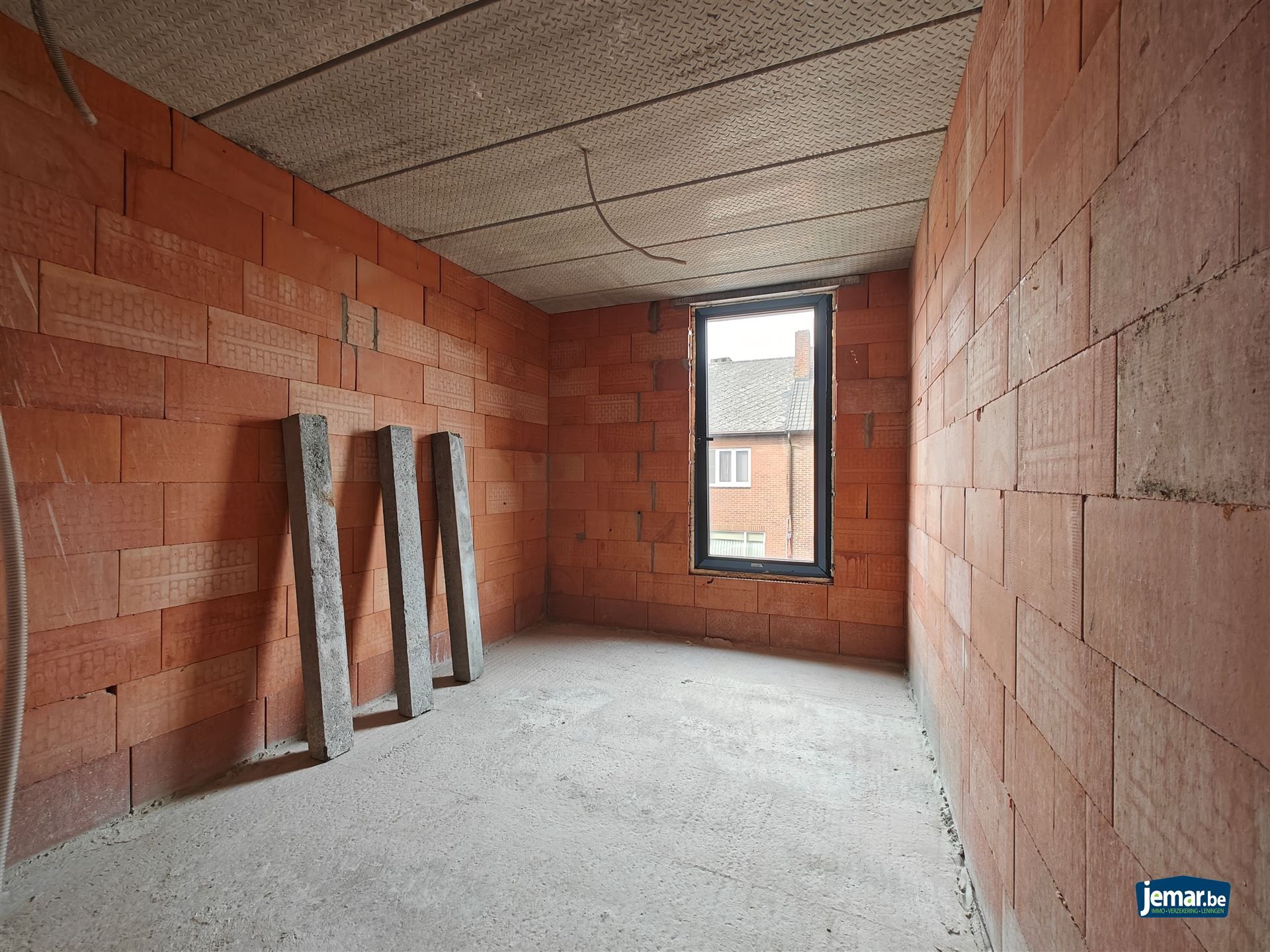 Zeer ruime casco woning in Leut, volledig naar eigen smaak af te werken! foto 10