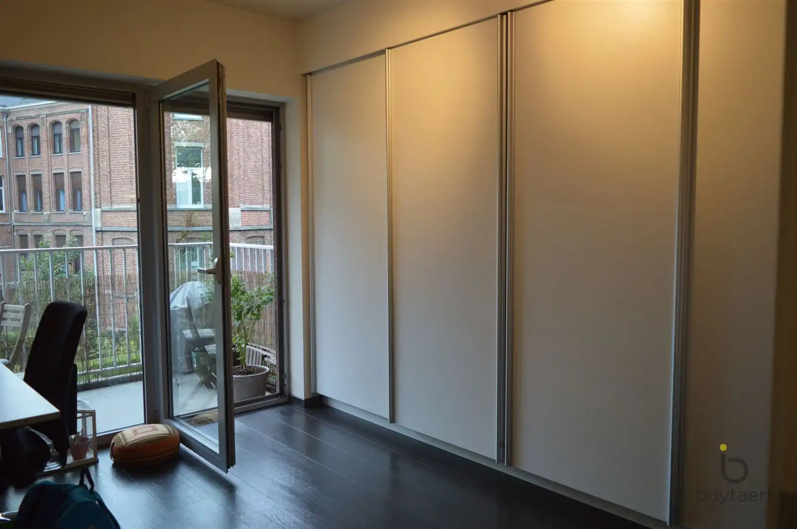 Modern instapklaar twee slaapkamer appartement met zonnig terras en last but not least een parking! foto 5