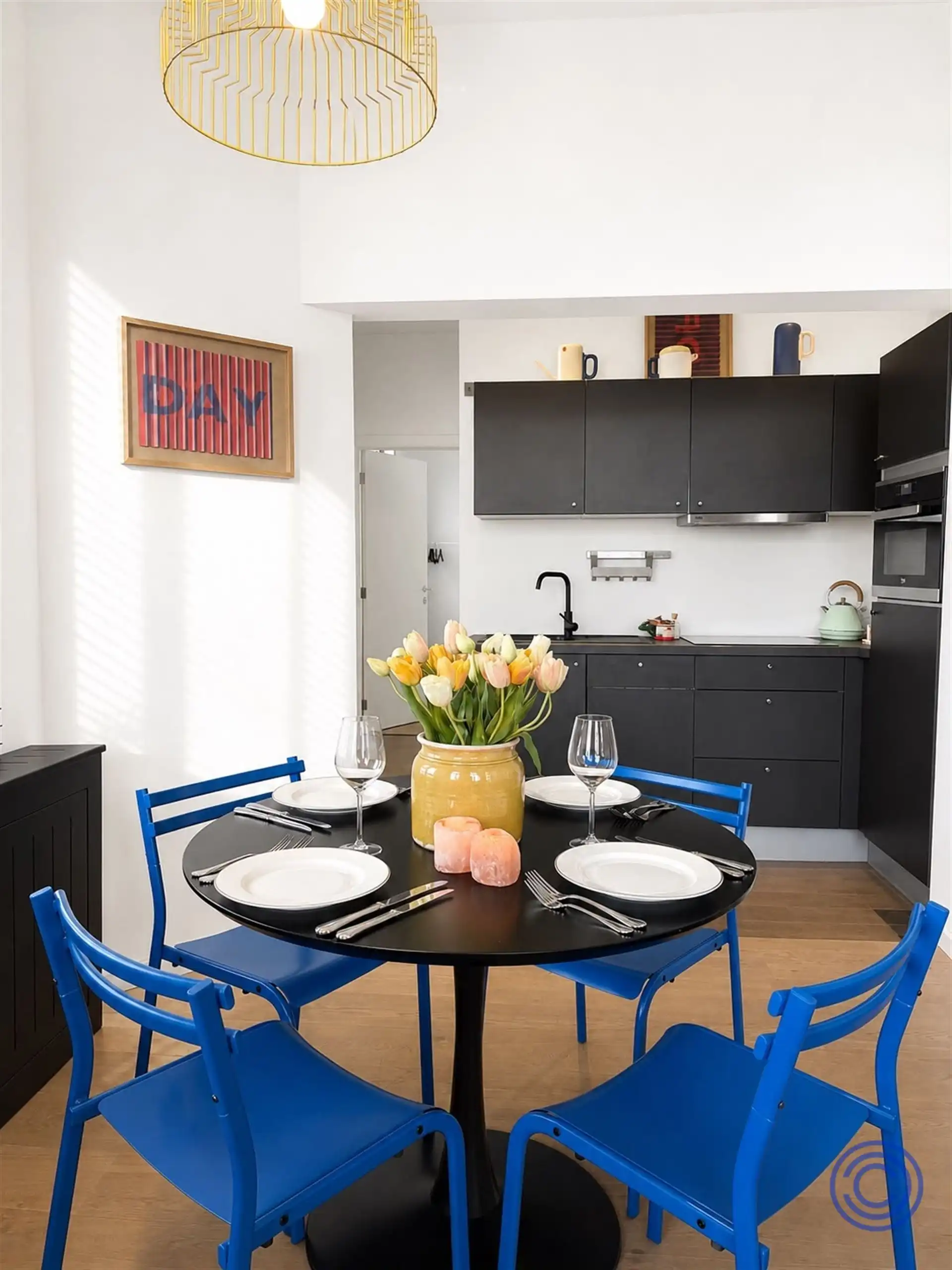 Een gezellig, volledig gemeubeld appartement op een toplocatie op het bruisende Zuid, met terras en mooi zicht op de Marnixplaats. foto 2