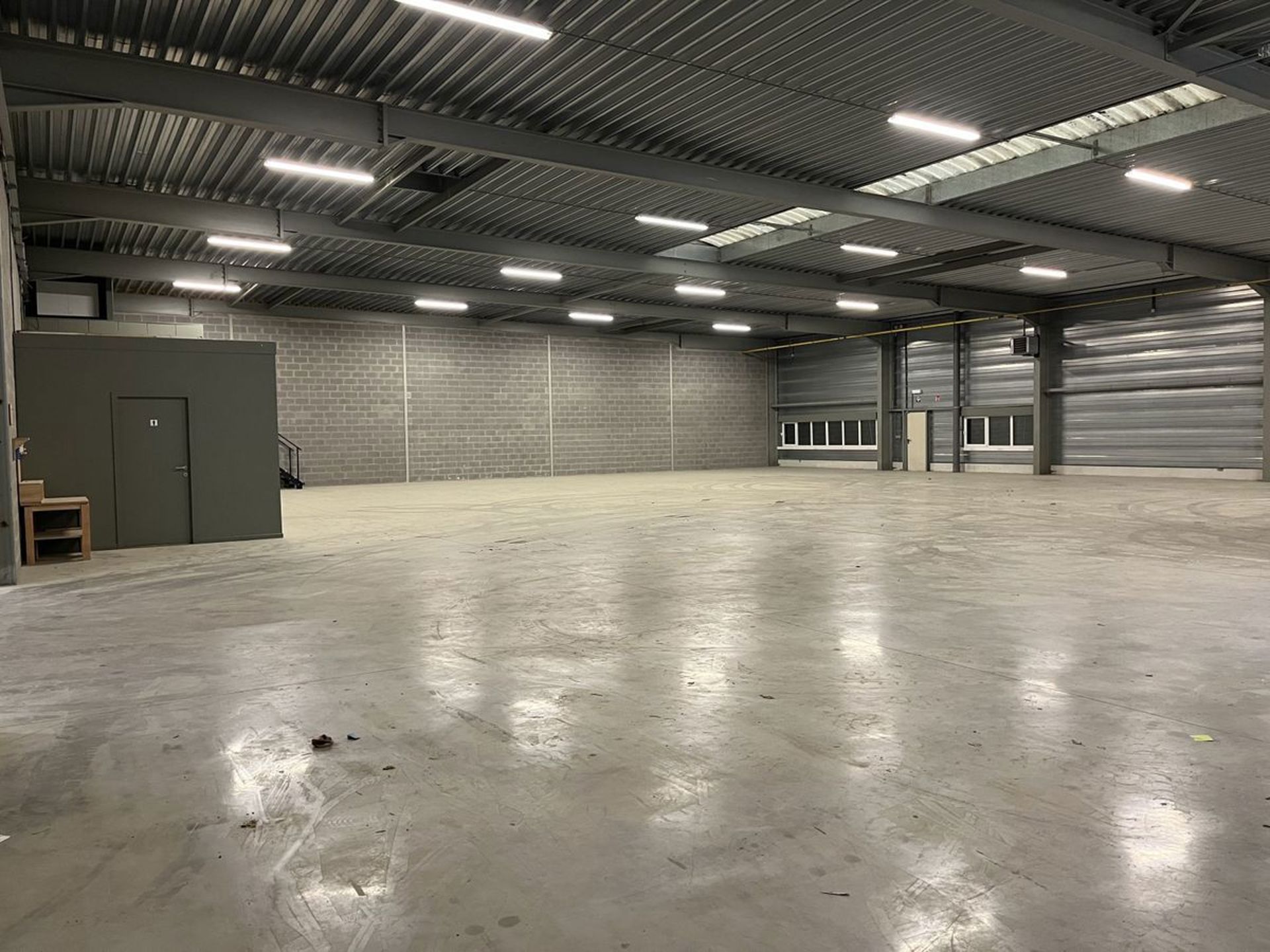 CENTRAAL GELEGEN MAGAZIJN VAN 1500M² foto 4