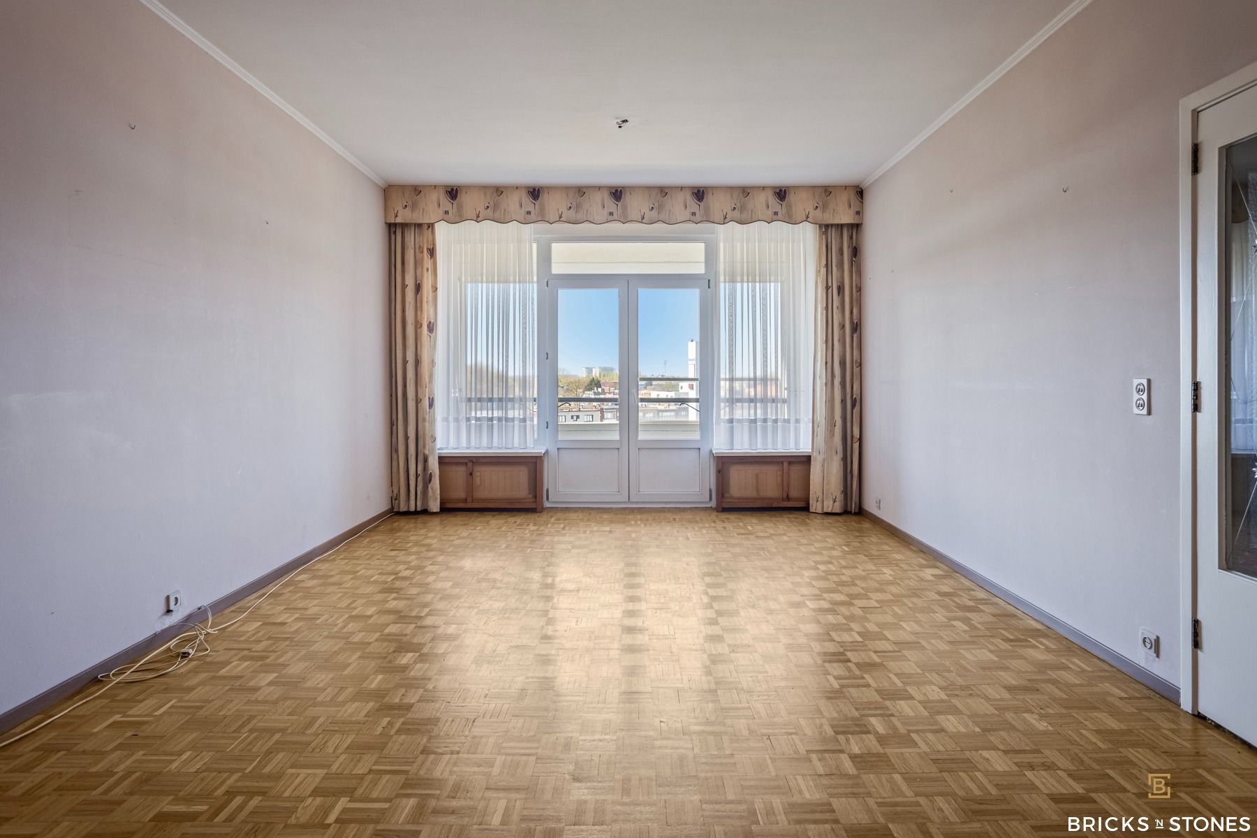 Ruim 3-slaapkamer appartement met terras en panoramisch zicht foto {{pictureIndex}}