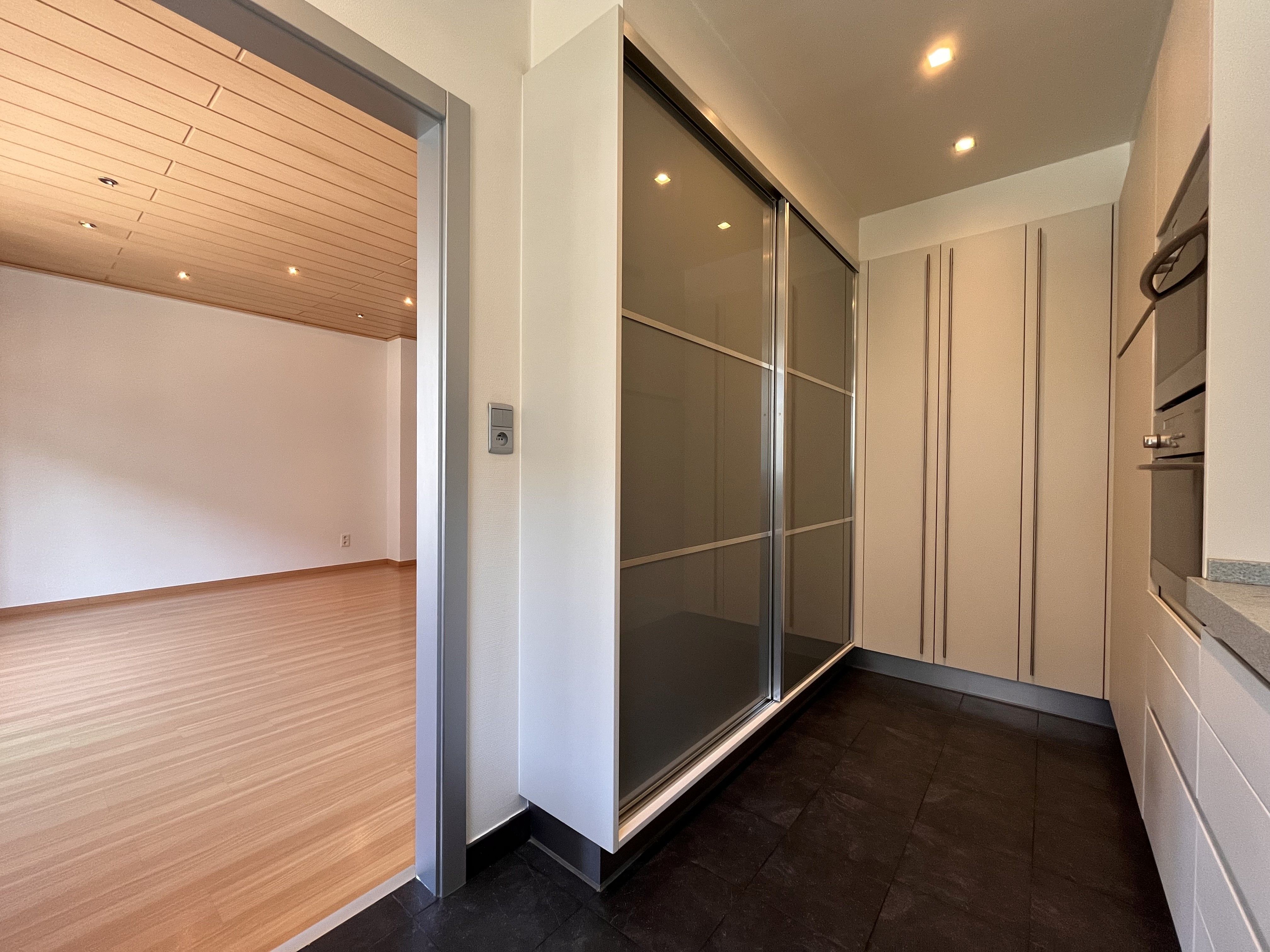 Ruim appartement, dubbele garage, 3 (slaap)kamers, nabij Hasselt centrum foto 3