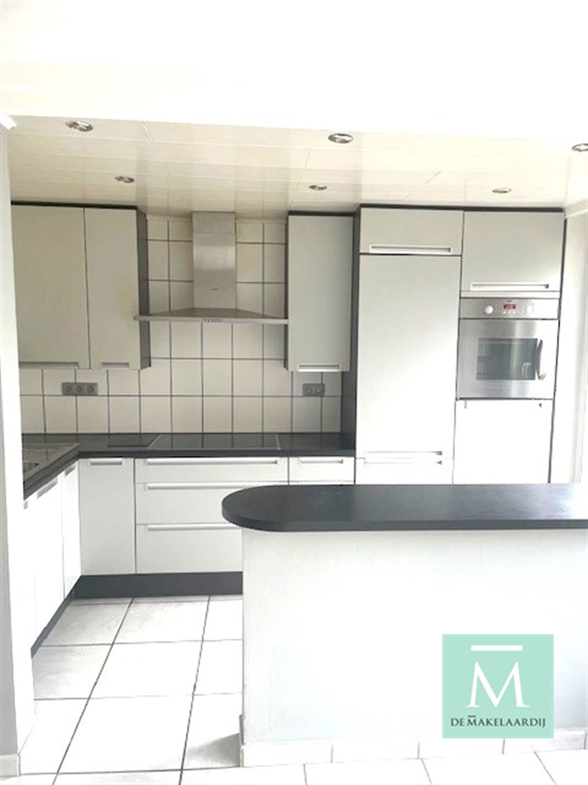 Mooi gelegen, instapklaar appartement met 2 slaapkamers en klein terrasje achteraan! foto 2