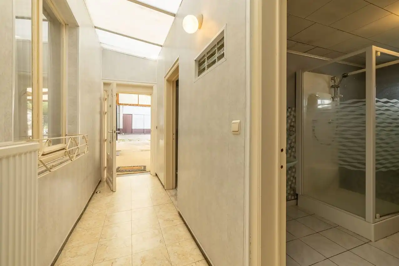 Te renoveren boerderij met 2 weides (45a en 21a) en ruime hangaar foto 12