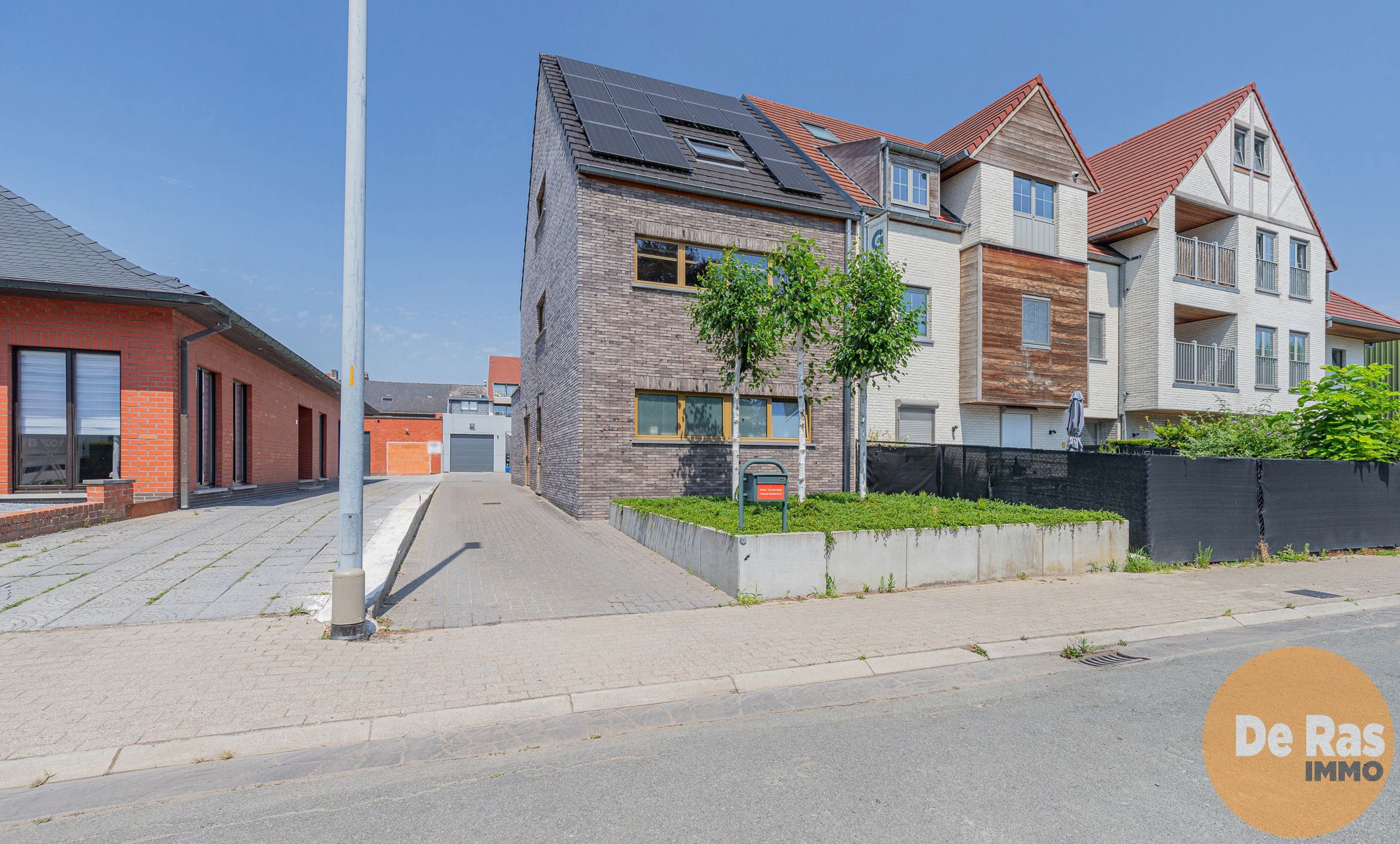 NIEUWERKERKEN - Recent gebouw met magazijn foto 2