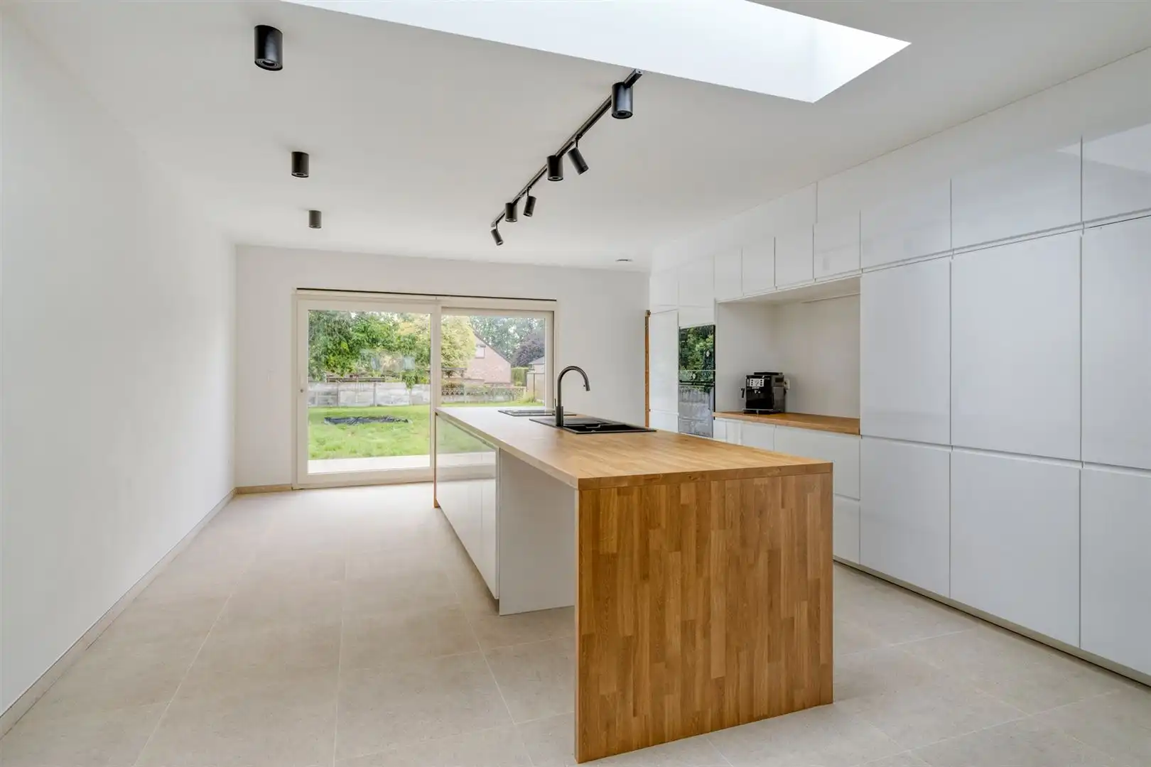 TE KOOP: Volledig gerenoveerde en instapklare woning met 3 slaapkamers te Koersel! foto 8