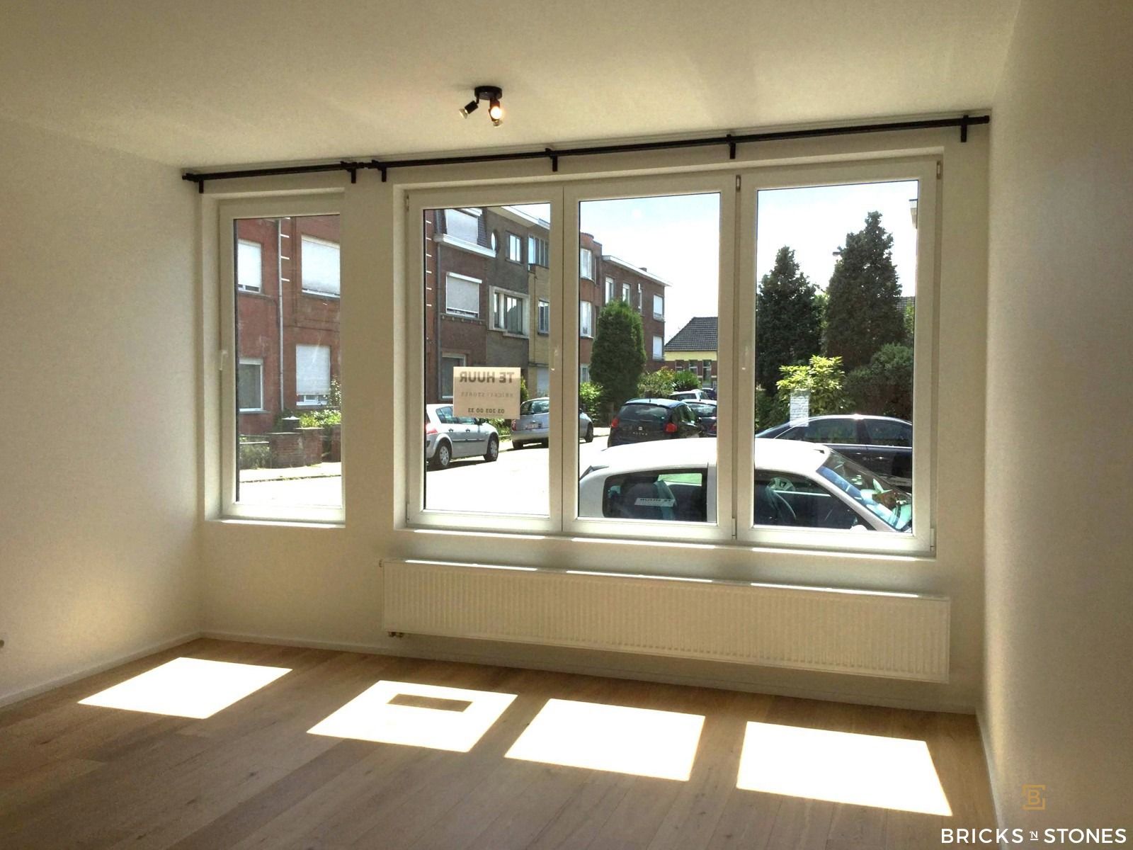 Gerenoveerd appartement met 2 slaapkamers, tuin en garage !  foto {{pictureIndex}}