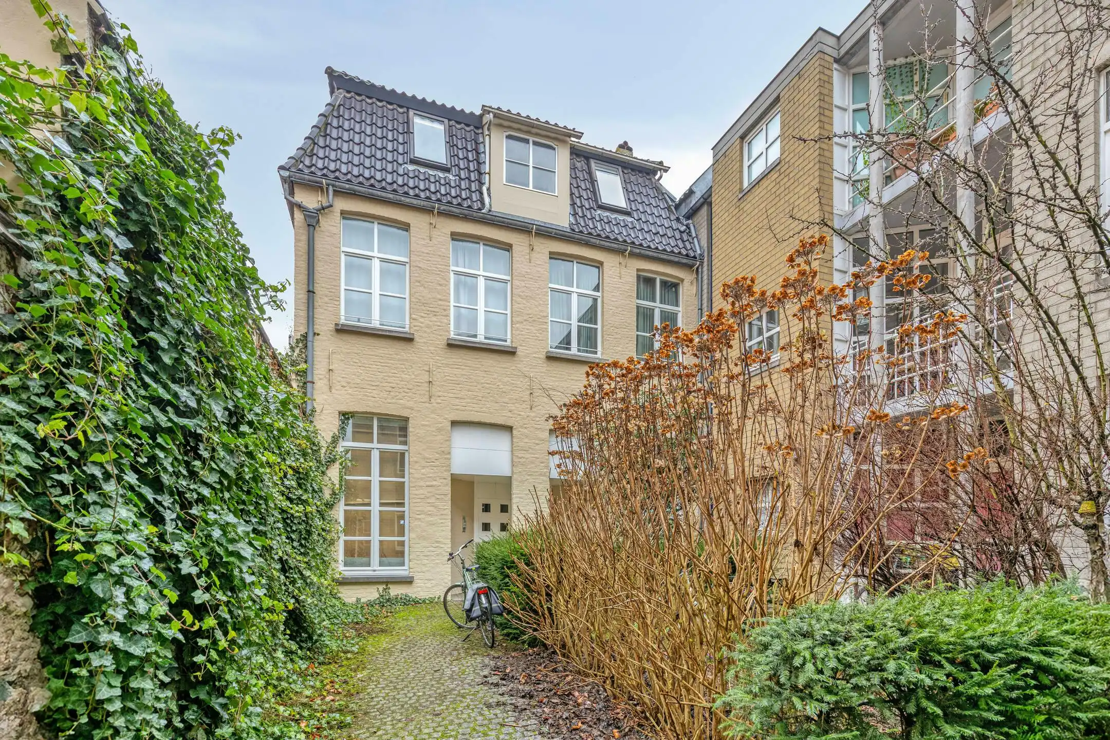 Karaktervol appartement te koop met mezzanine in Brugge foto 10