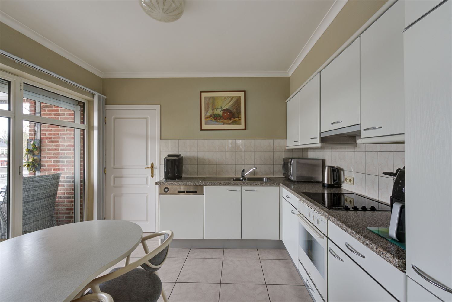 INSTAPKLAAR APPARTEMENT MET 2 SLAAPKAMERS EN GARAGE TE OPGRIMBIE foto 3
