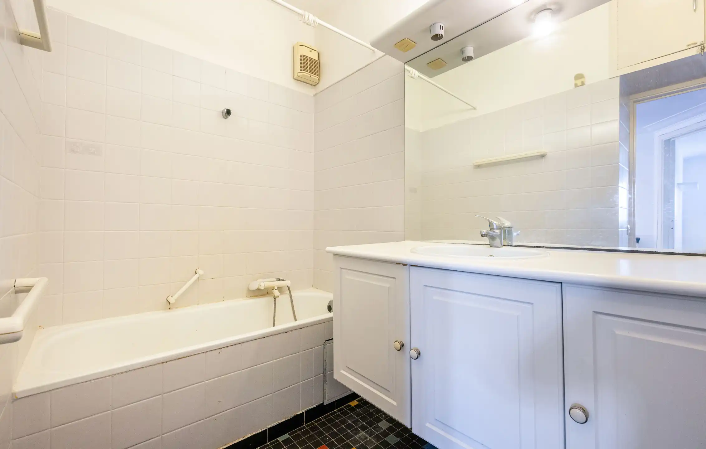 LAKEN : APT met 2 slaapkamers, terras en veel potentieel foto 11