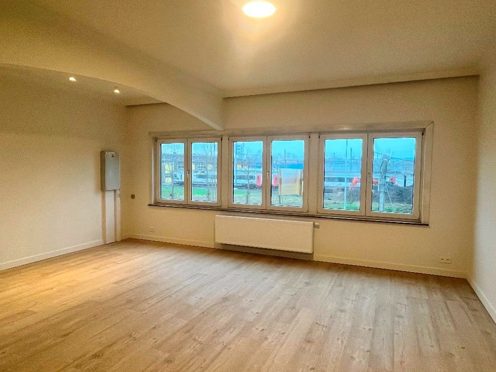 Totaal gerenoveerd appartement met 1 slaapkamer en met terras. foto 2