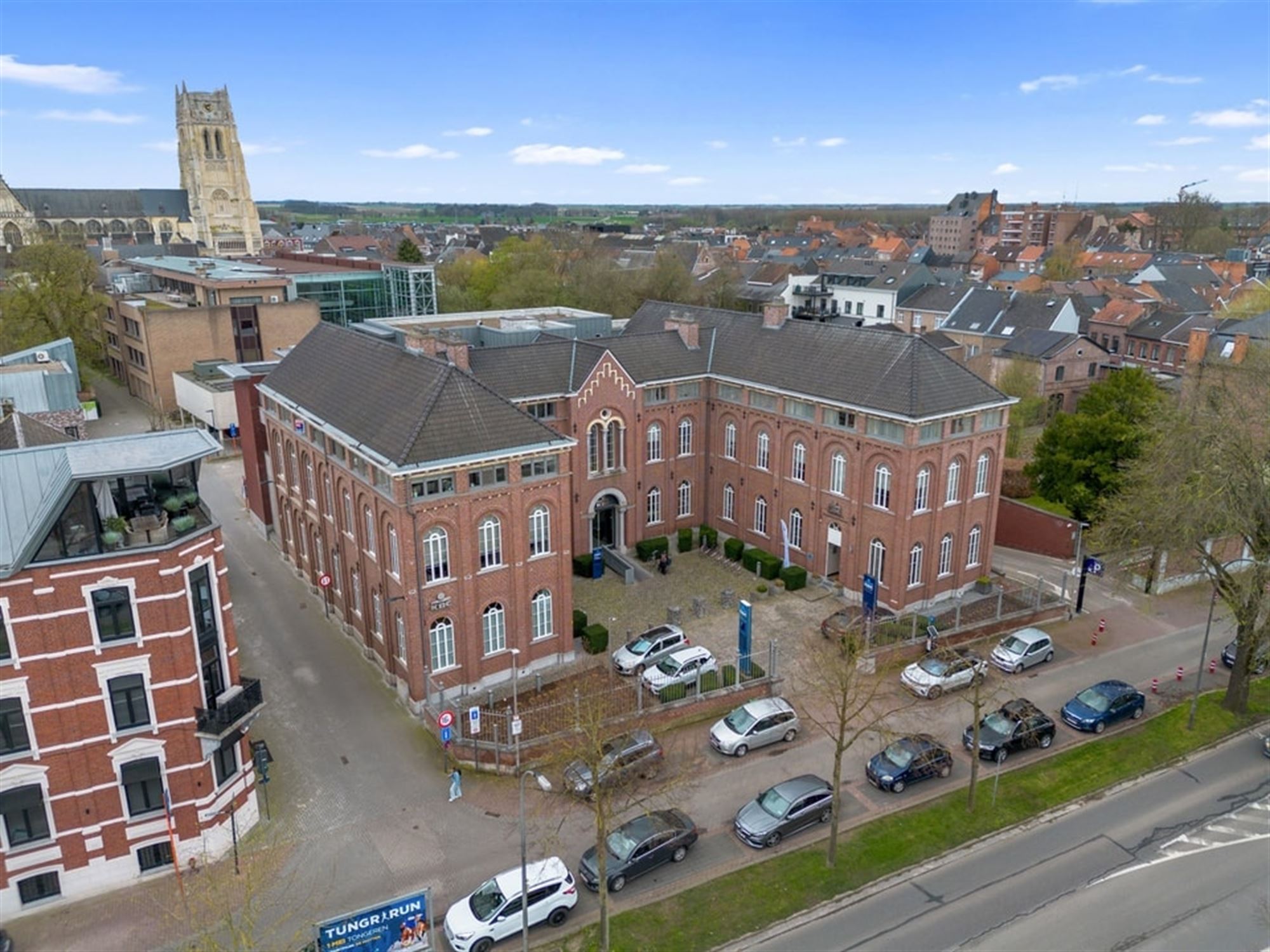 LUXUEUS APPARTEMENT VAN 365M² MET AFWERKING VAN HOOGSTE KWALITEIT IN TONGEREN foto {{pictureIndex}}