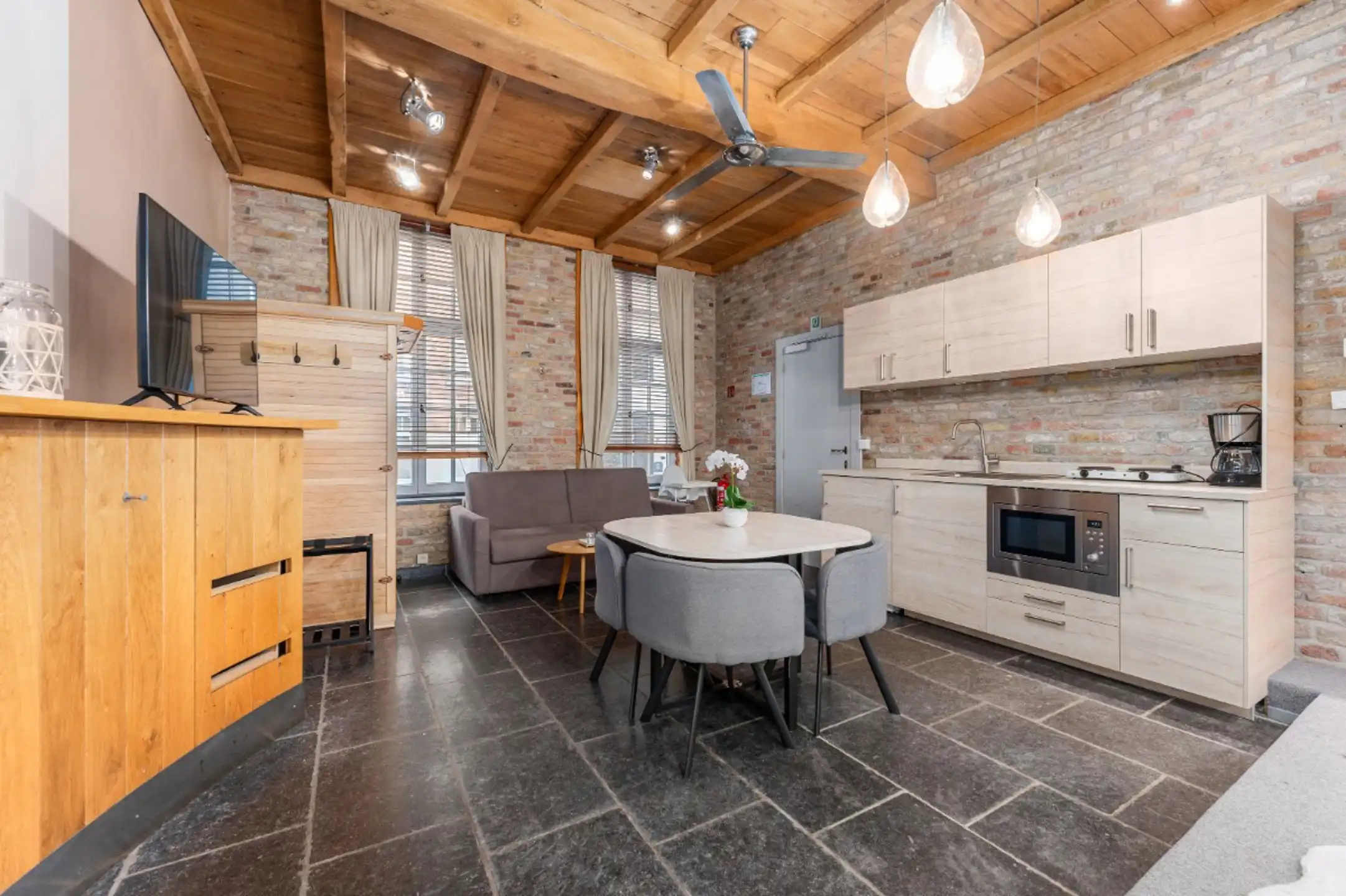Zeer ruime woning met 5 slaapkamers, veel potentieel. foto 20