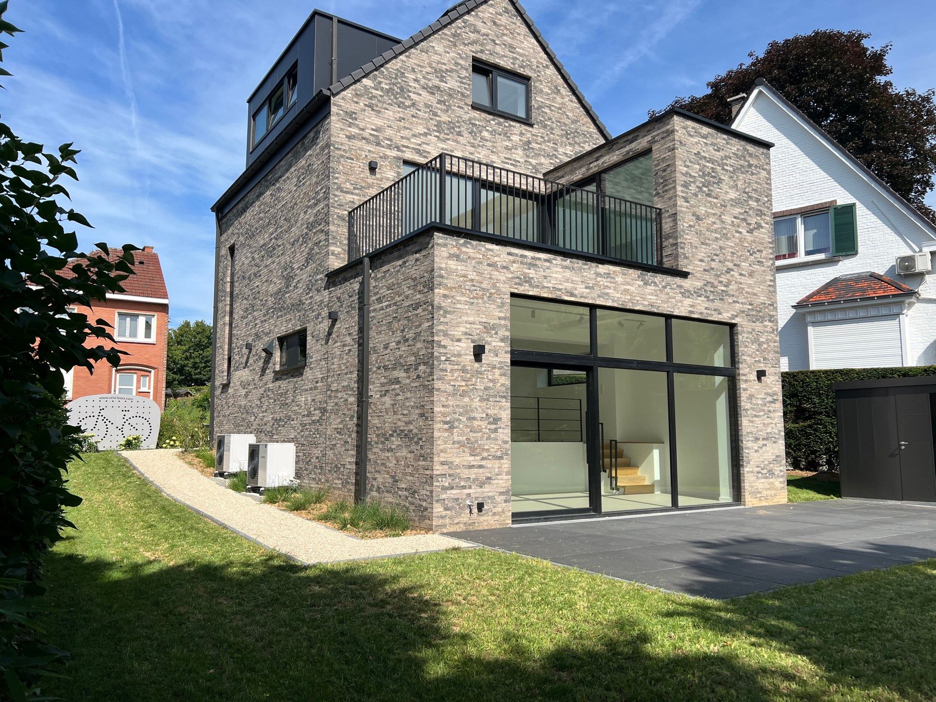 ENERGIEZUINIGE WONING MET 3 SLKS EN TUIN IN CENTRUM DILBEEK foto {{pictureIndex}}