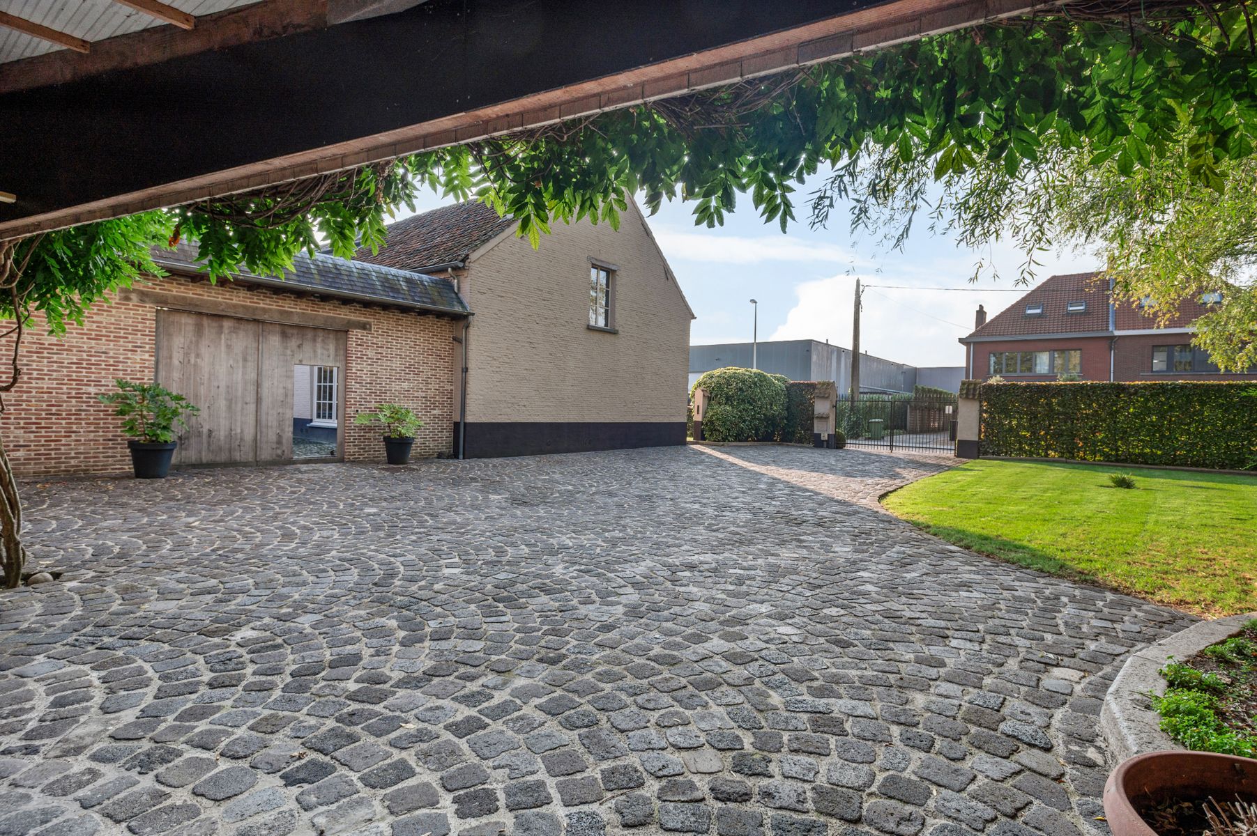 Gerenoveerde hoevewoning met praktijk en paardenstallen.  foto 43