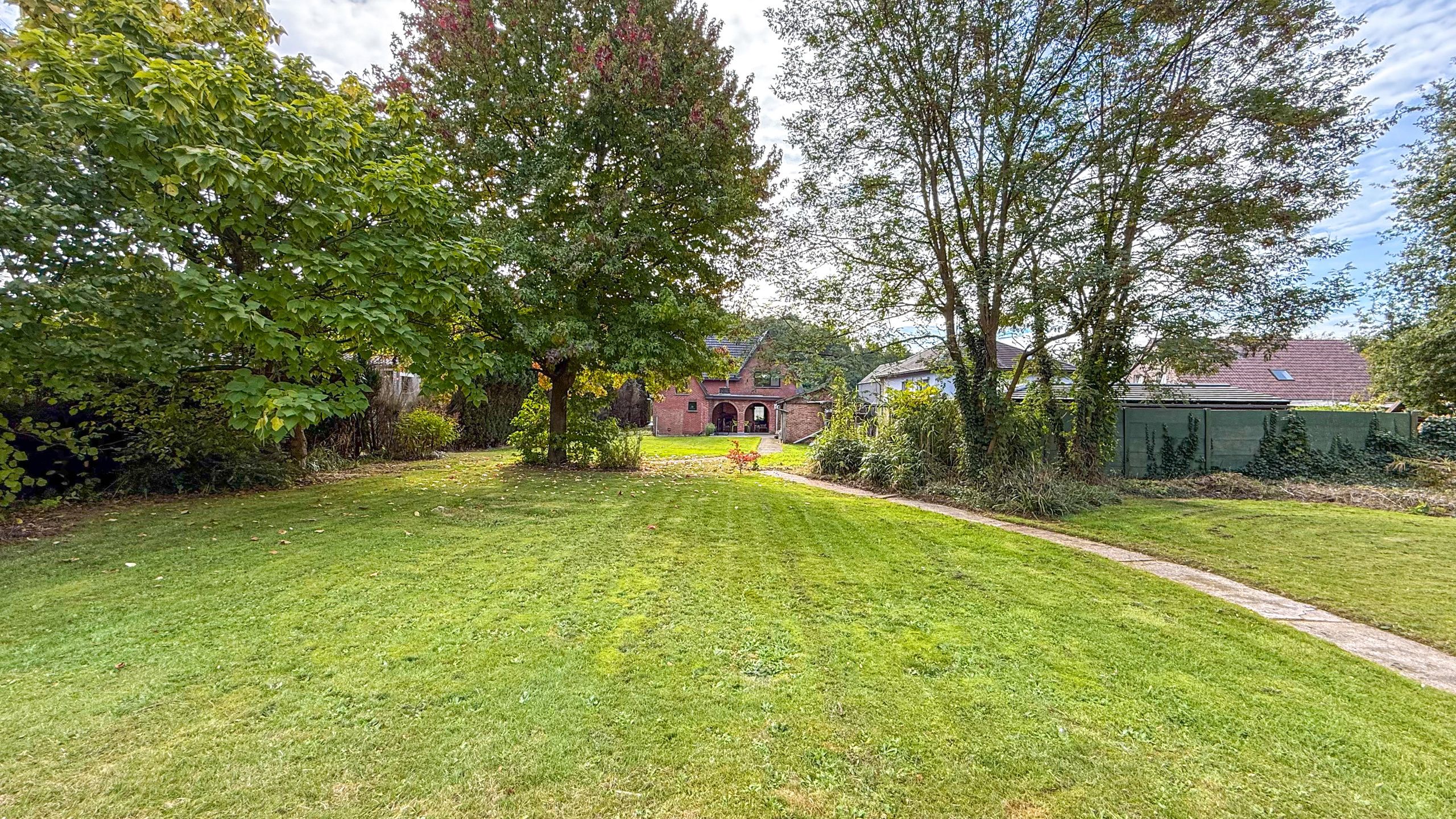 Karaktervolle open instapklare bebouwing met zeer ruime tuin! foto 49