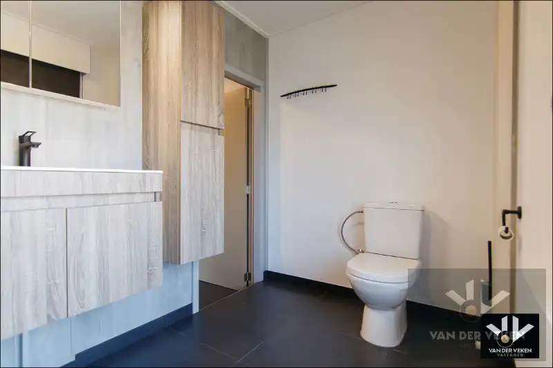VOLLEDIG GERENOVEERDE, INSTAPKLARE GEZINSWONING foto 16