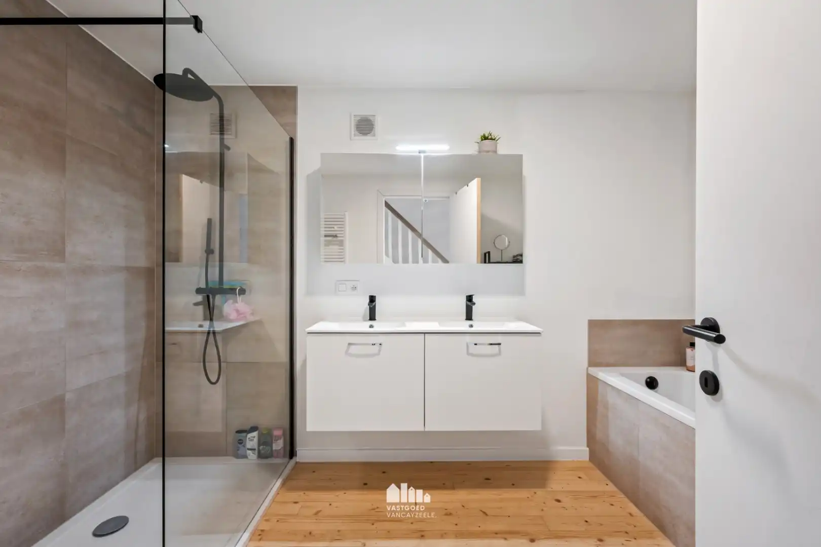 Volledig gerenoveerde woning met 5 slaapkamers, zonnige tuin en garage foto 27