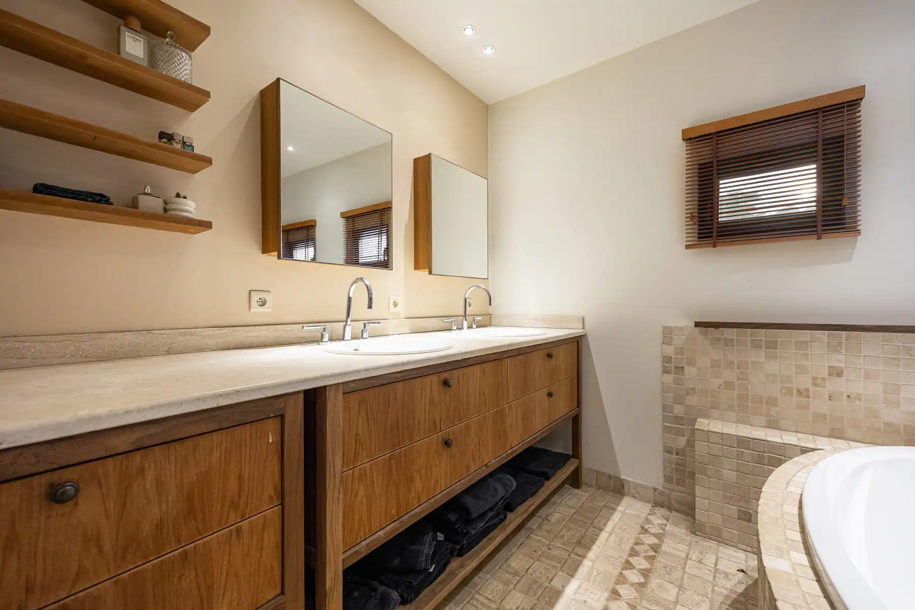 Gerenoveerde hoeve met weiland en stallen op ca. 11 000 m²  foto 18