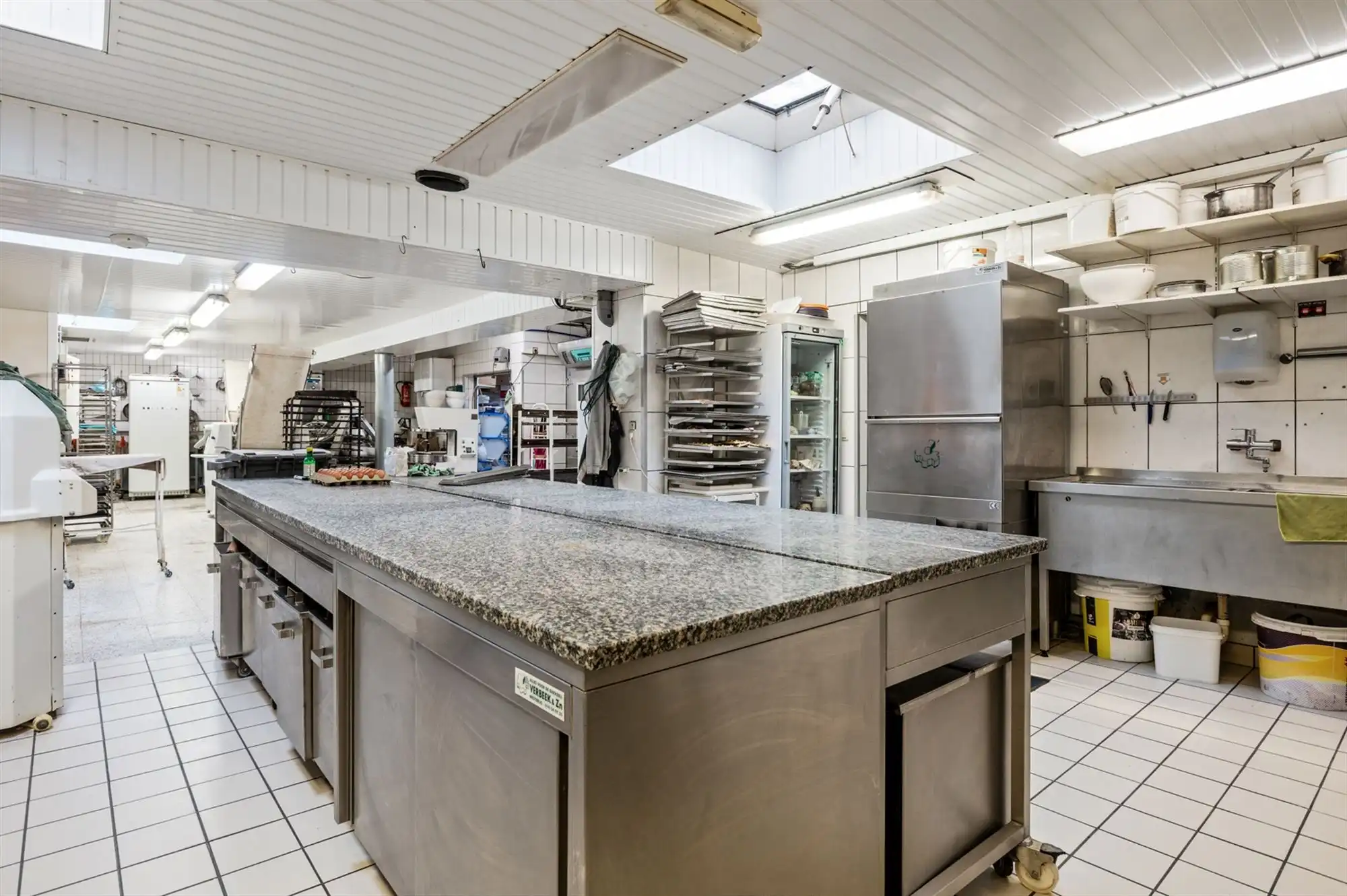 Opbrengsteigendom in handelshart van Merksem aan het plein! foto 19