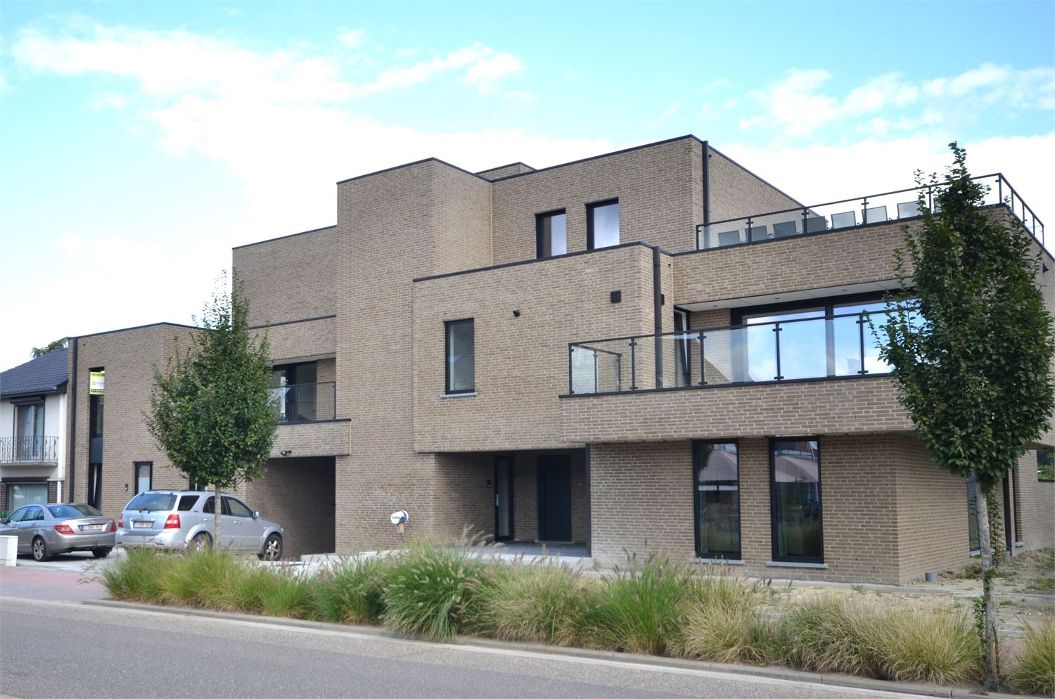 IDEALIS VASTGOED – ZEER RUIM NIEUWBOUWAPPARTEMENT, MET PRACHTIG GROEN VERGEZICHT, VOORZIEN VAN RIANTE WOONRUIMTES, 2 RUIME SLAAPKAMERS, VOLLEDIG INGERICHTE KEUKEN  VOORZIEN VAN ALLE APPARATUUR MET AANSLUITENDE BERGING, LUXE BADKAMER, ZEER RUIME KELDERBERGING EN EEN ONDERGRONDSE AUTOSTANDPLAATS. foto {{pictureIndex}}
