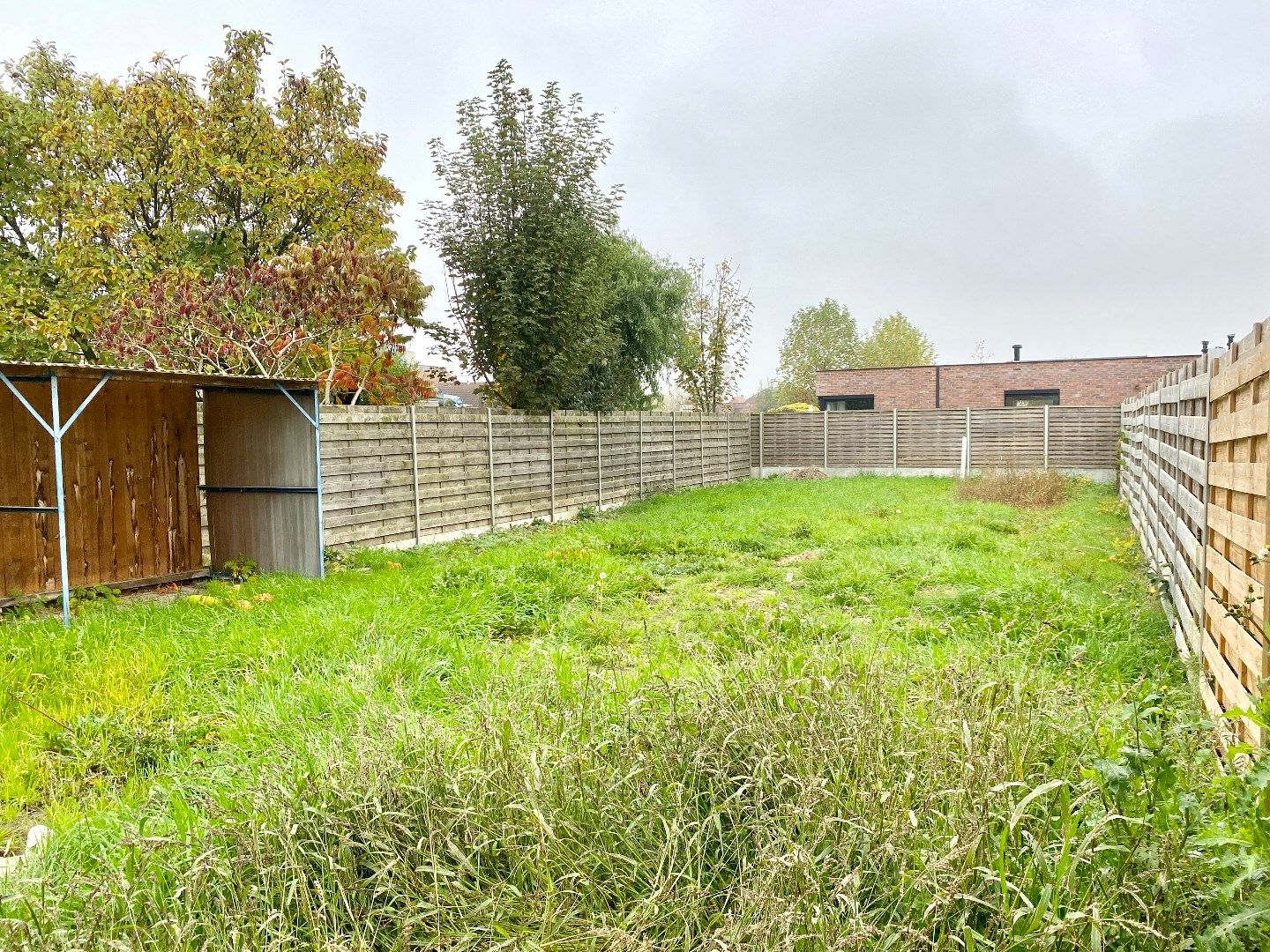 Deels gerenoveerde woning in betonstructuur met atelier/grote garage en ruime tuin. foto 3