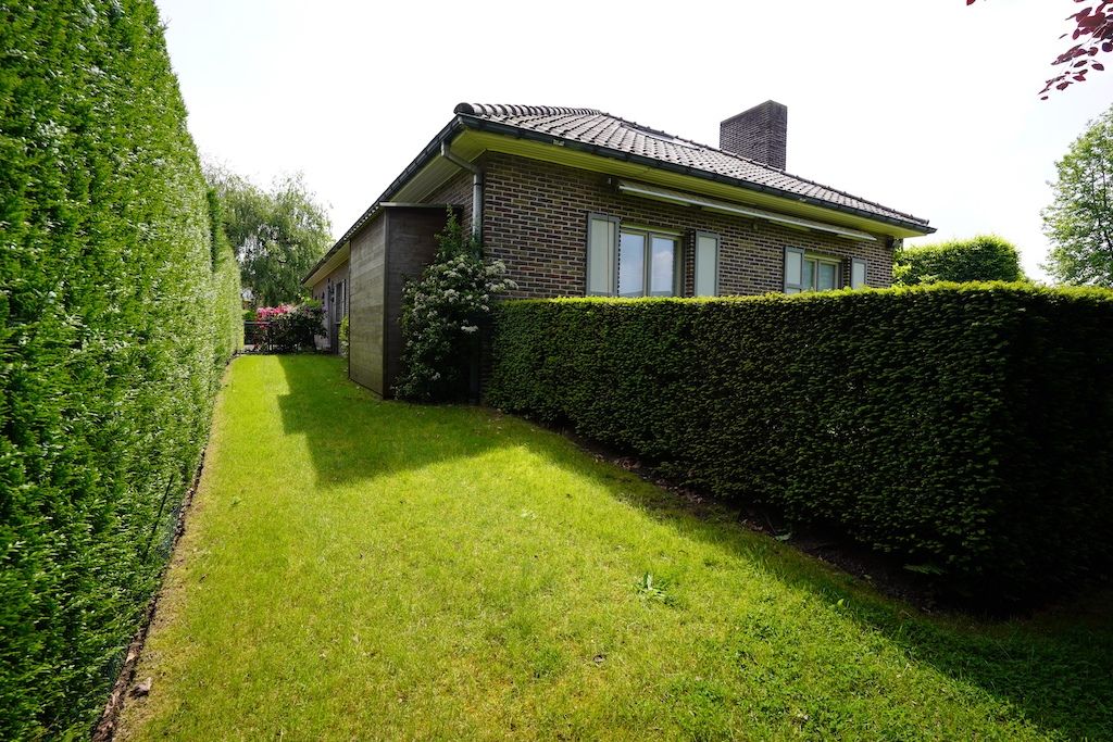 Residentieel gelegen bungalow op 910 m² voorzien van 4 slaapkamers foto 2