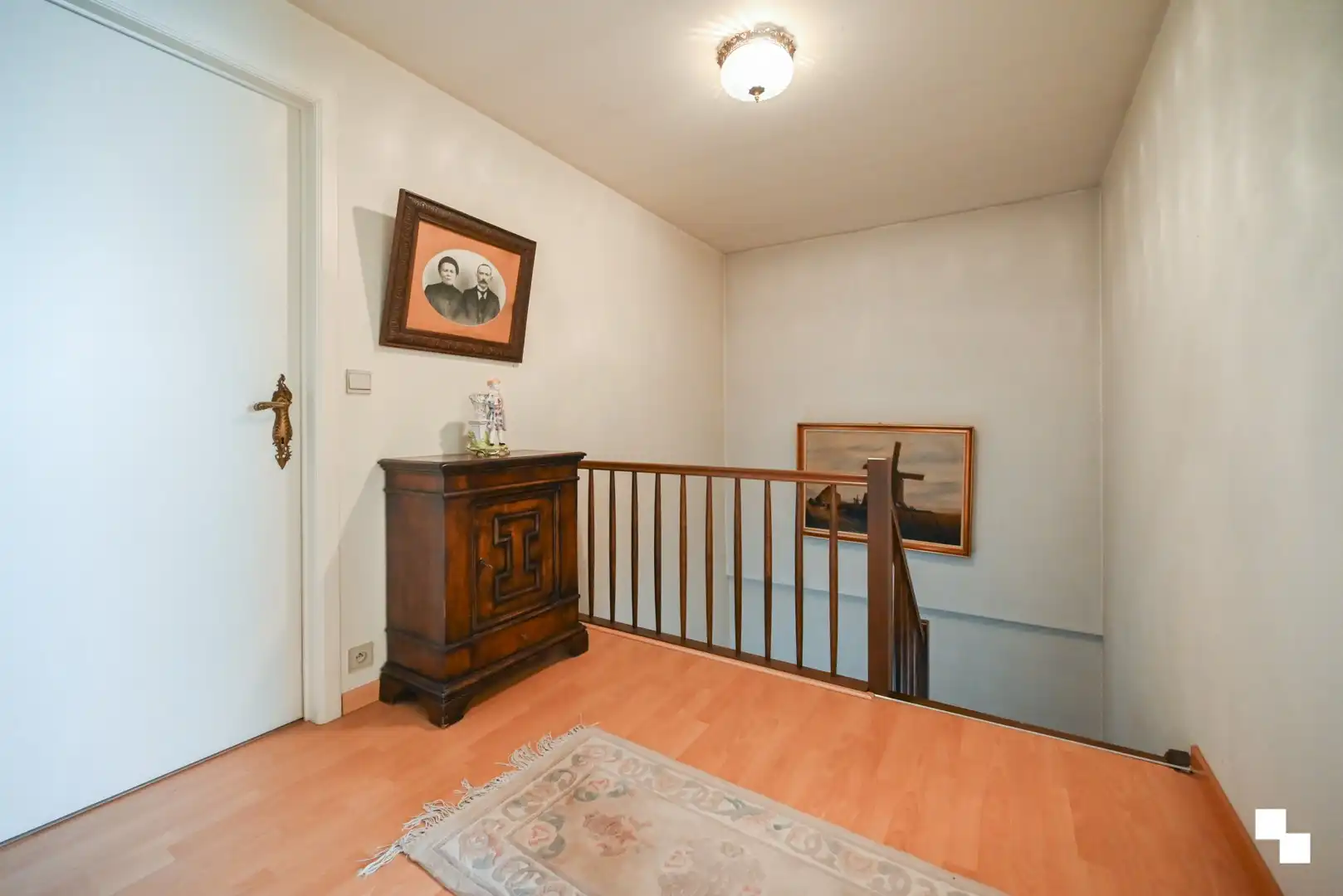 Ruime gezinswoning met vier slaapkamers, garages en extra naastliggend perceel foto 24
