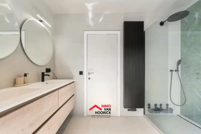 Instapklare woning met 5 slpkmrs en nieuw dak!!! foto 11