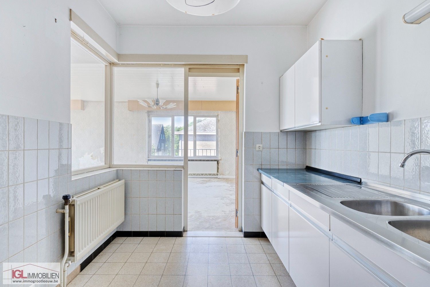 Te renoveren appartement met 3 slaapkamers en garage nabij het centrum van Sint-Pieters-Leeuw foto 7