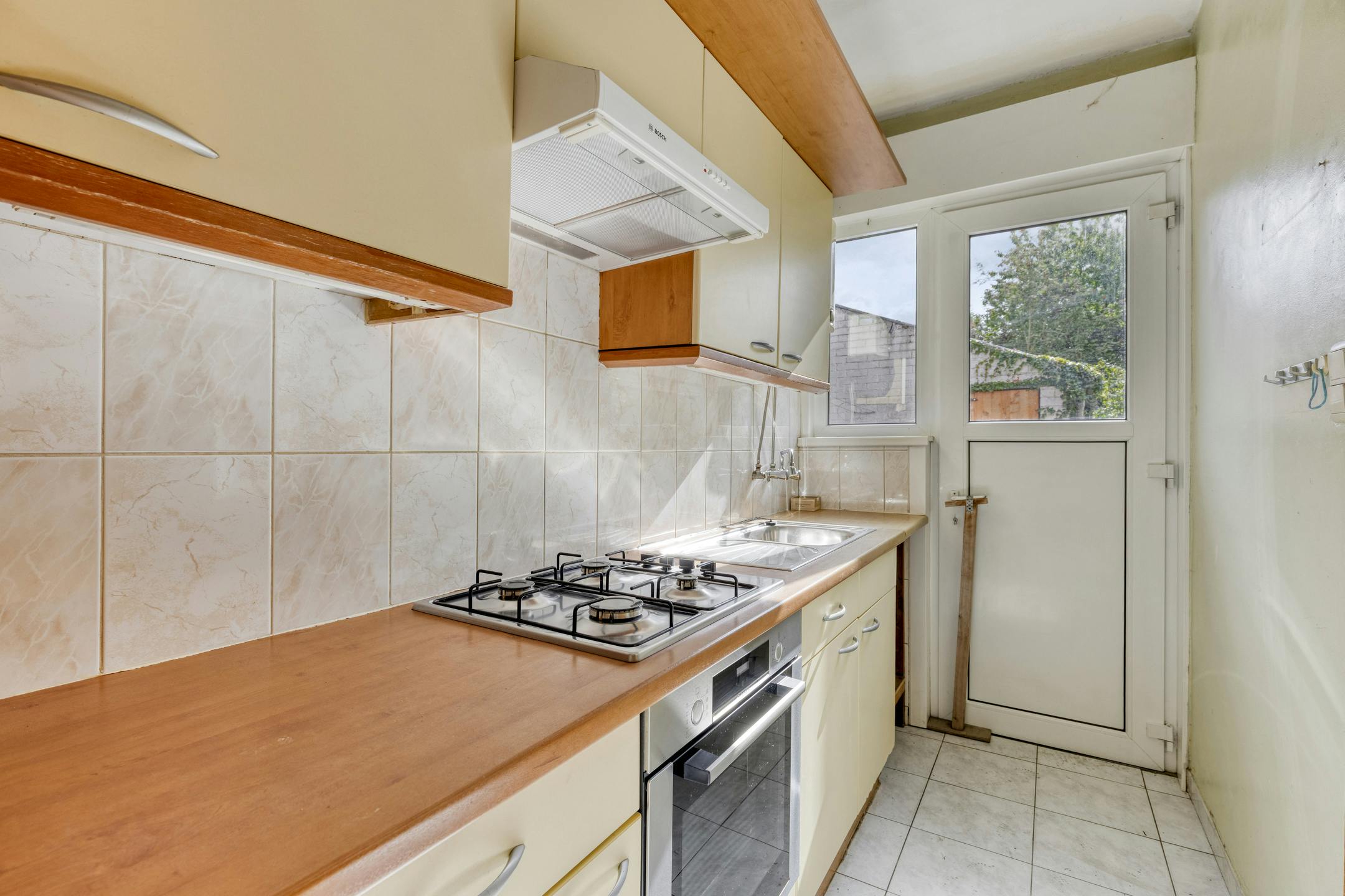 Ruime woning met tuin & potentieel in hartje Landegem foto 7